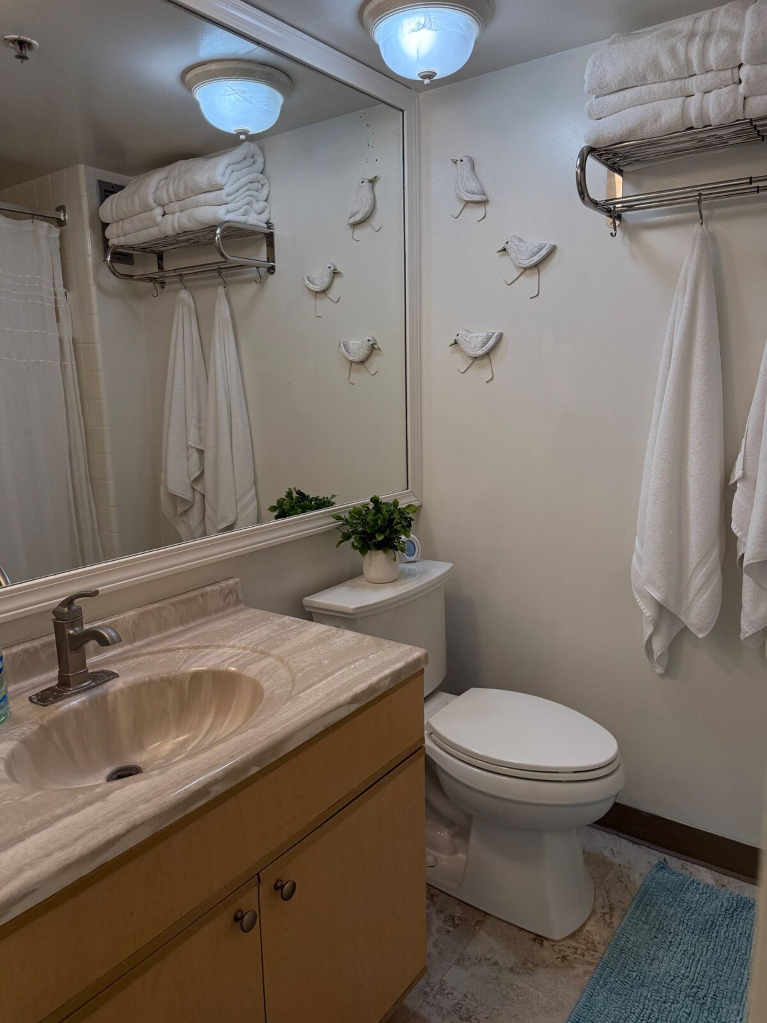 Comfy waikiki apt king bed & Free parking - Photo 47