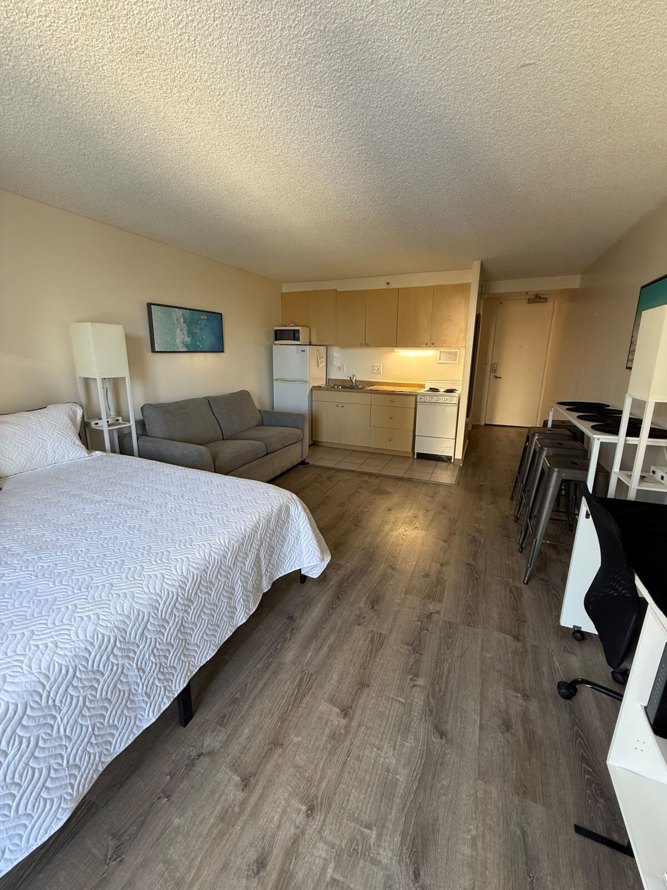 Comfy waikiki apt king bed & Free parking - Photo 41