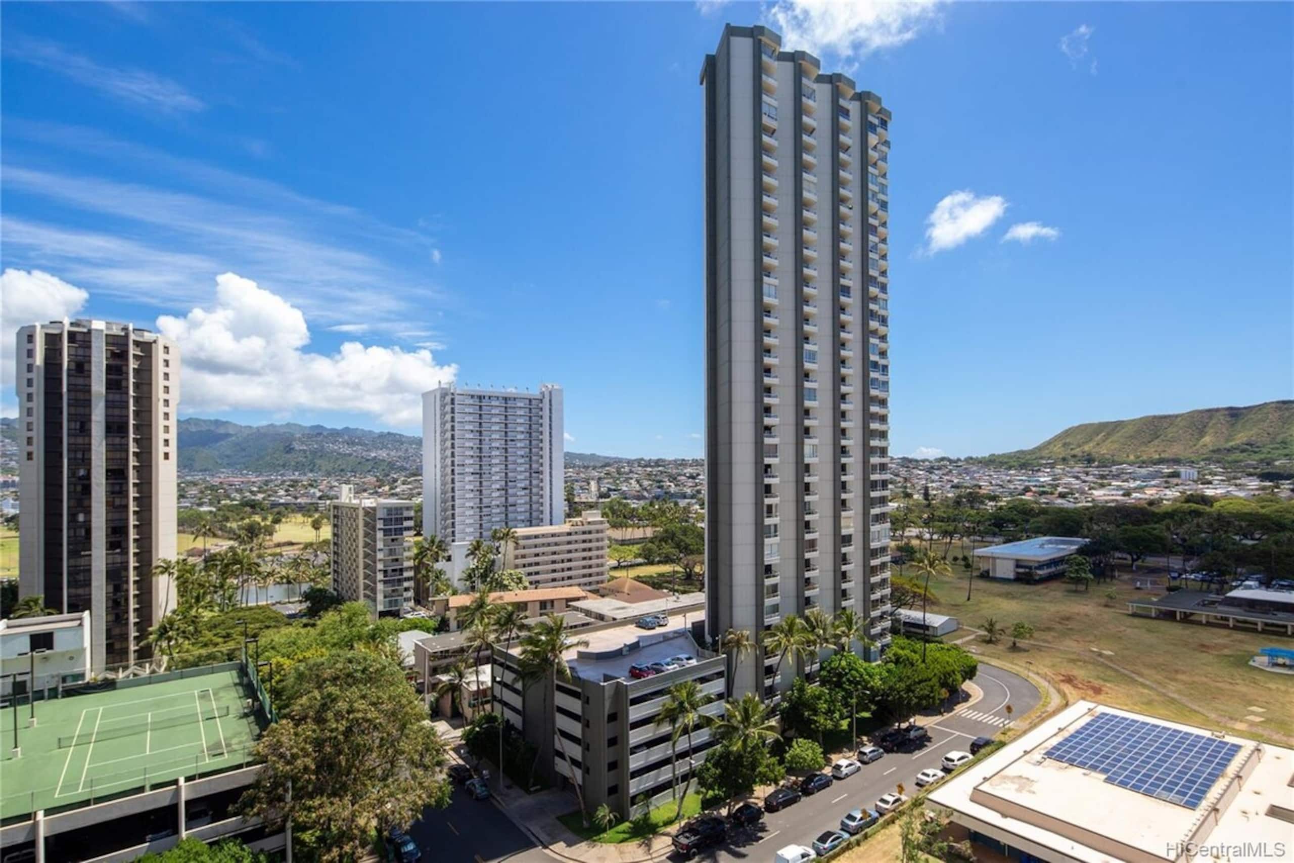 Waikiki Sunset Mountain View w/ 1 Parking - Photo 7