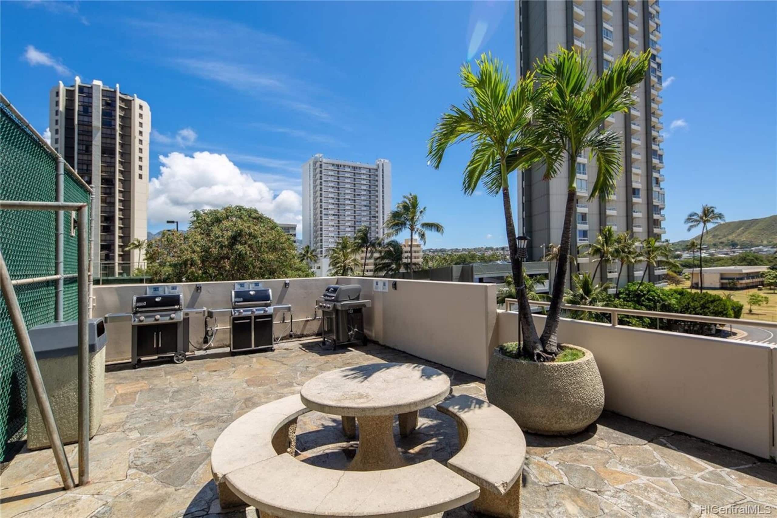 Waikiki Sunset Mountain View w/ 1 Parking - Photo 9