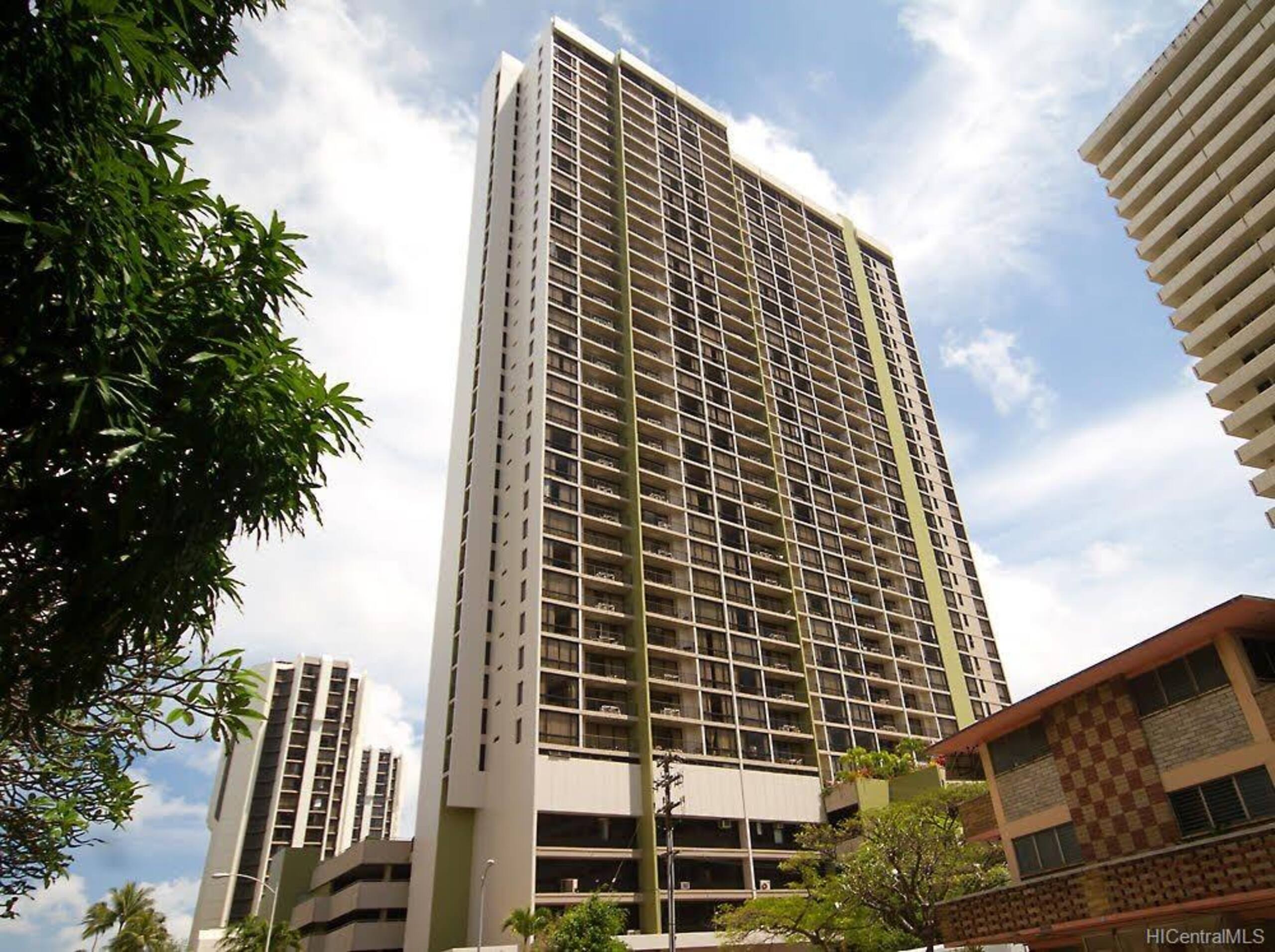 Waikiki Sunset Mountain View w/ 1 Parking - Photo 14