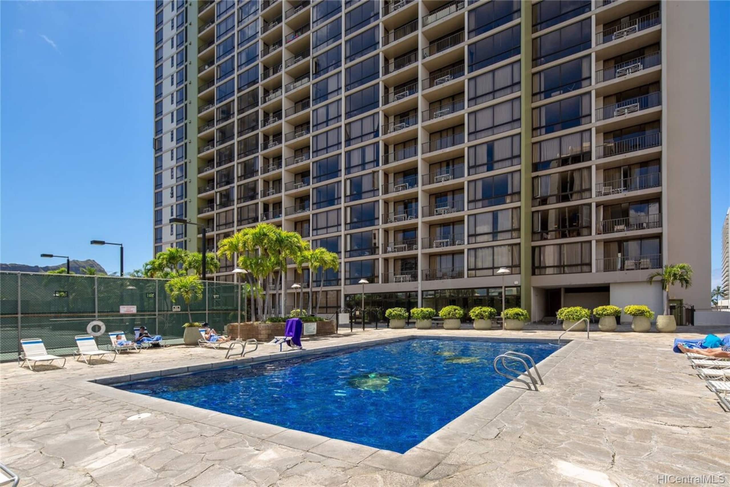 Waikiki Sunset Mountain View w/ 1 Parking - Photo 17