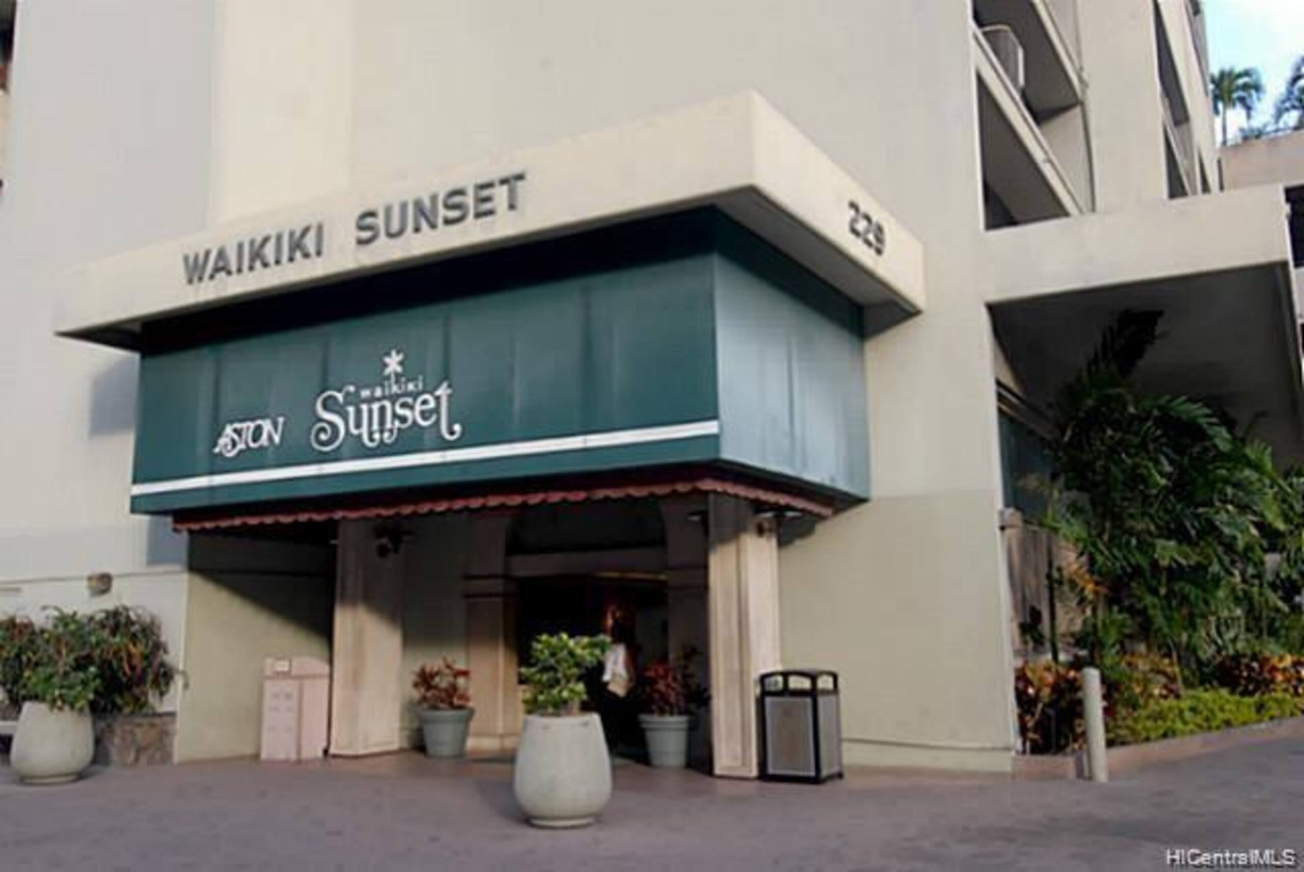 Waikiki Sunset Mountain View w/ 1 Parking - Photo 12