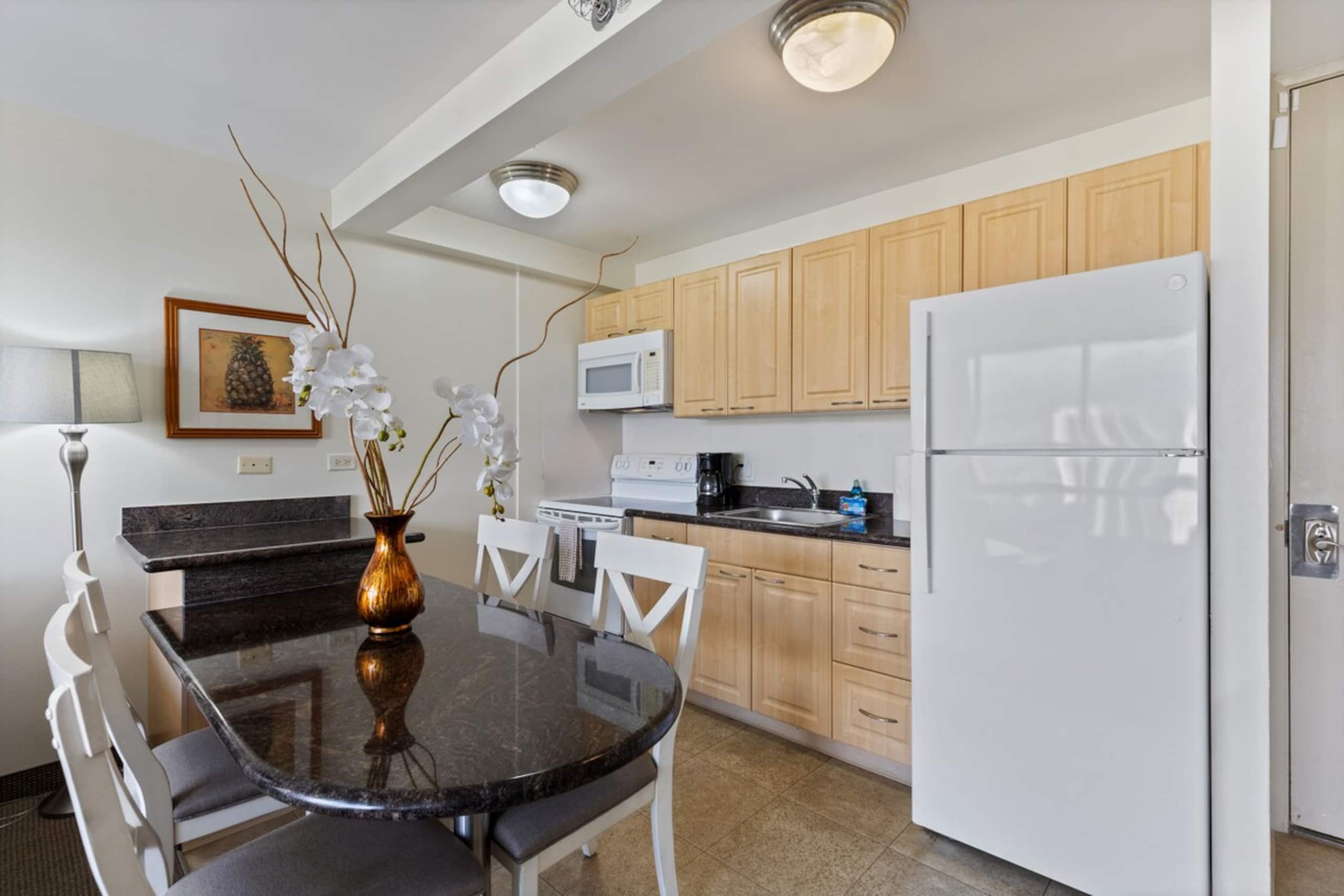 Waikiki Condo 1BR Sleeps 6/ Pool+Gym+ Free Parking - Photo 8