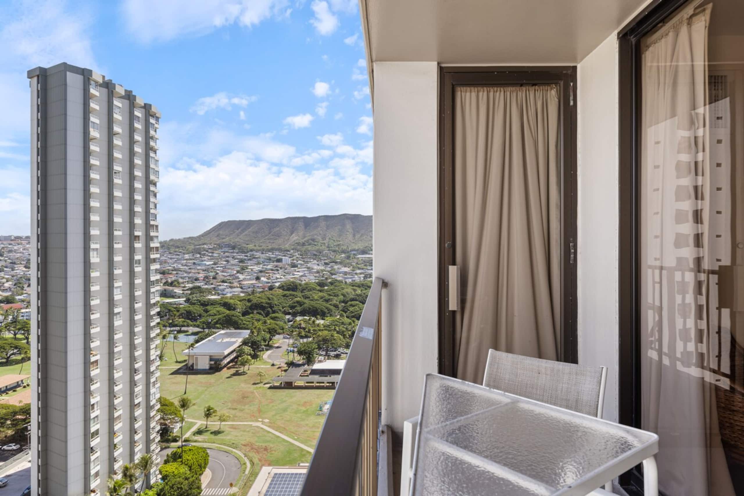 Waikiki Condo 1BR Sleeps 6/ Pool+Gym+ Free Parking - Photo 14