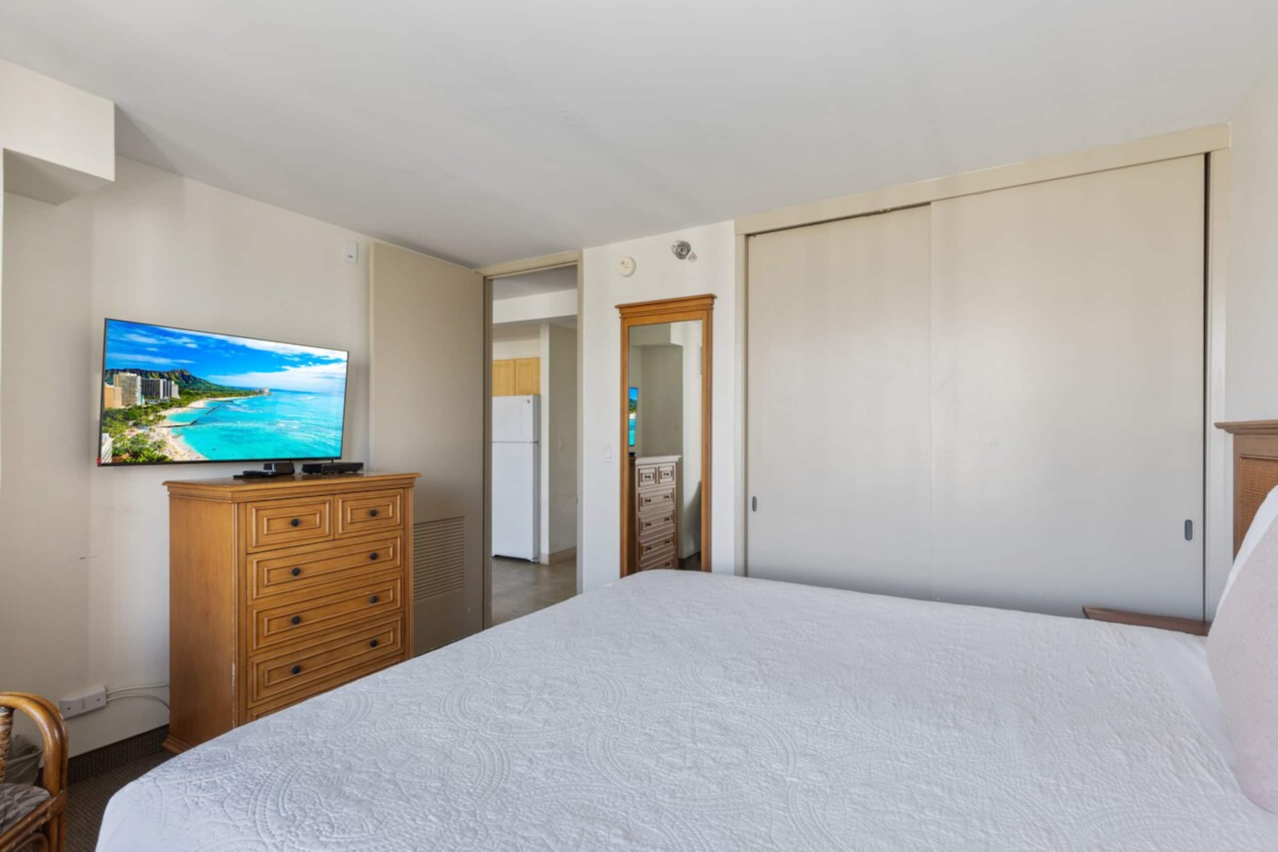 Waikiki Condo 1BR Sleeps 6/ Pool+Gym+ Free Parking - Photo 9