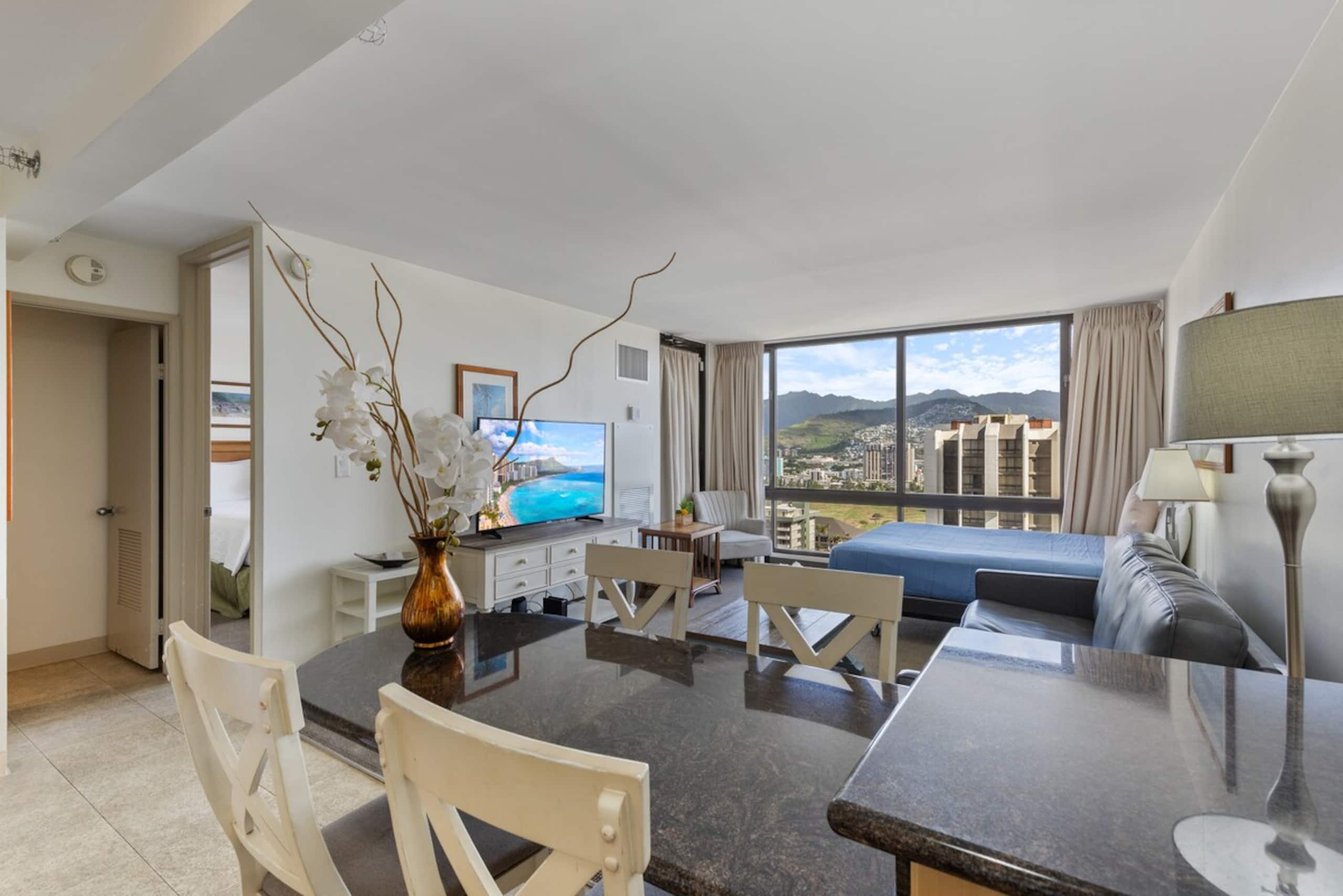 Waikiki Condo 1BR Sleeps 6/ Pool+Gym+ Free Parking - Photo 4
