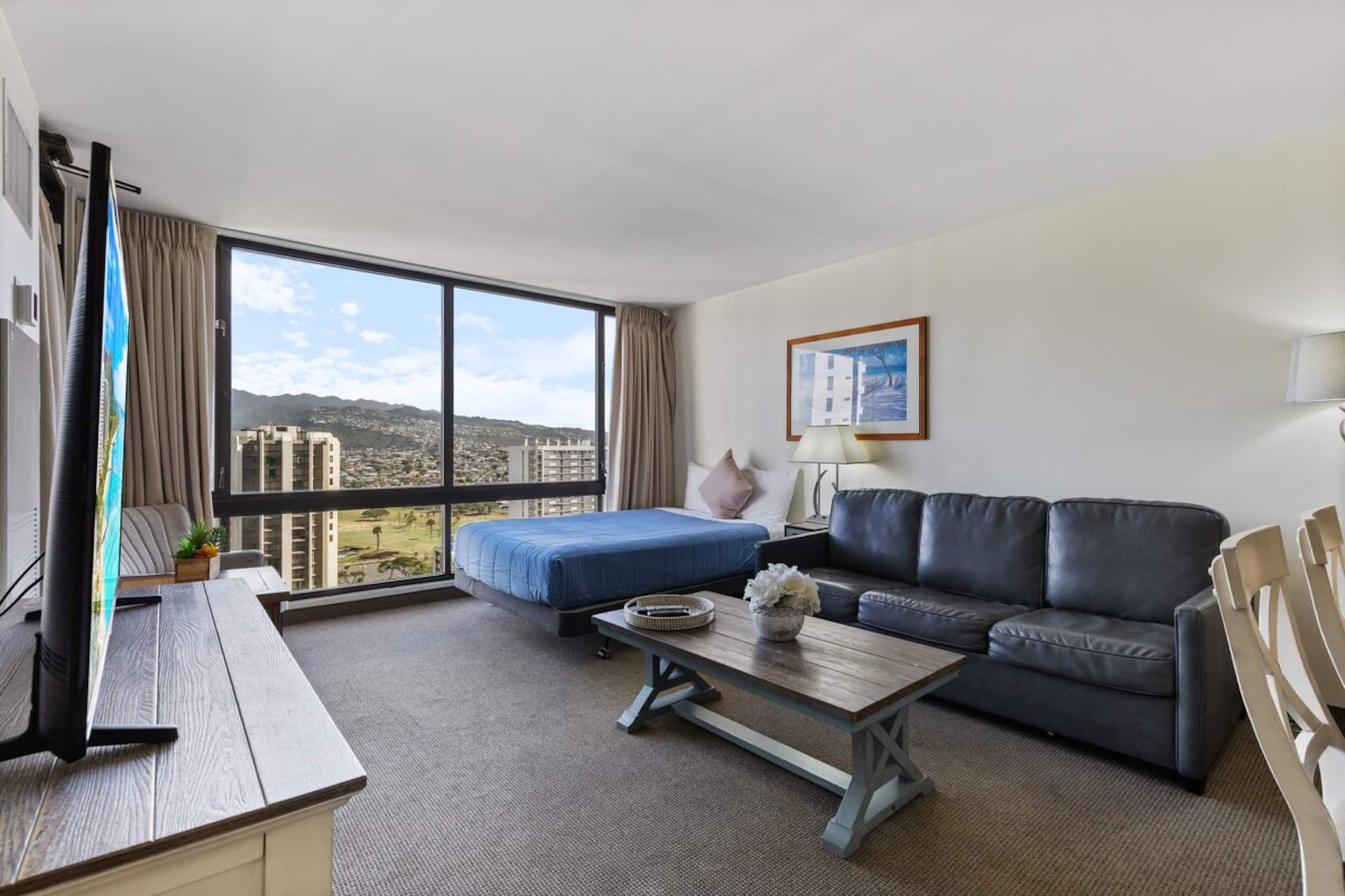 Waikiki Condo 1BR Sleeps 6/ Pool+Gym+ Free Parking - Photo 3