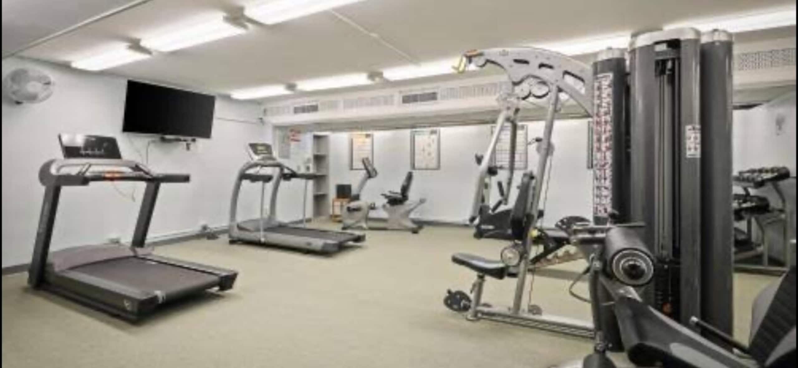Waikiki Condo 1BR Sleeps 6/ Pool+Gym+ Free Parking - Photo 16