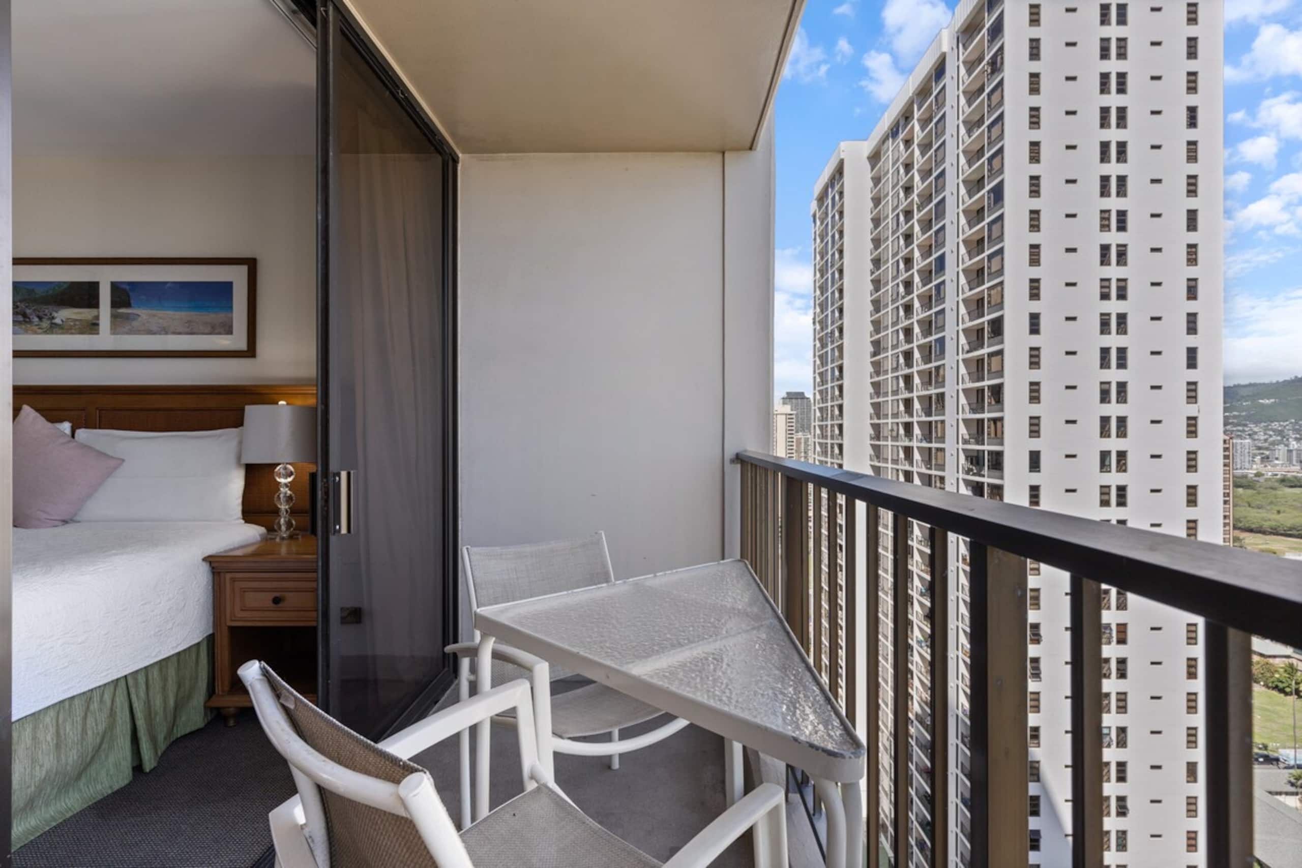 Waikiki Condo 1BR Sleeps 6/ Pool+Gym+ Free Parking - Photo 12