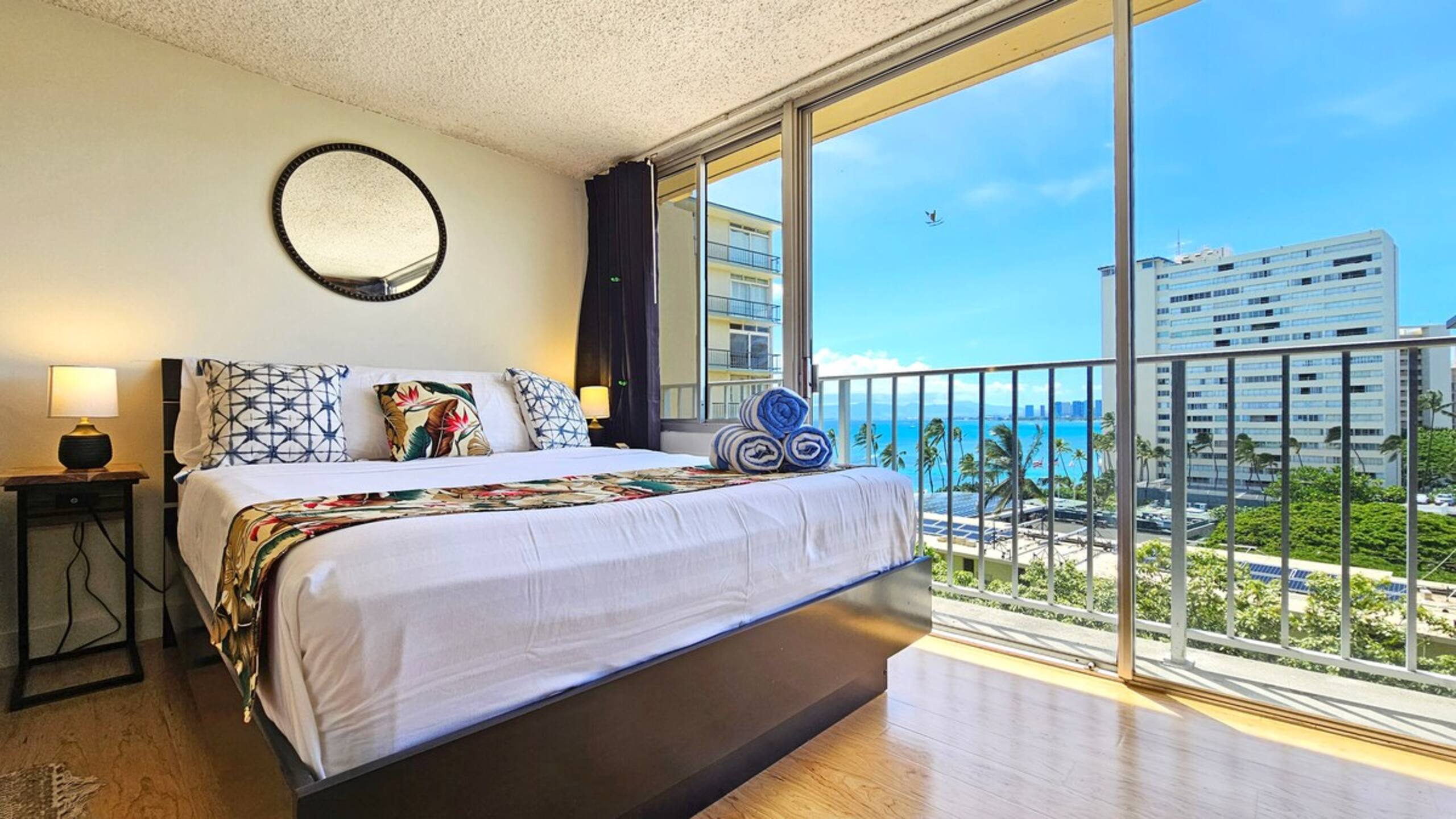 DHBH 902 Studio Apt, Full kitchen & Insane views! - Photo 9