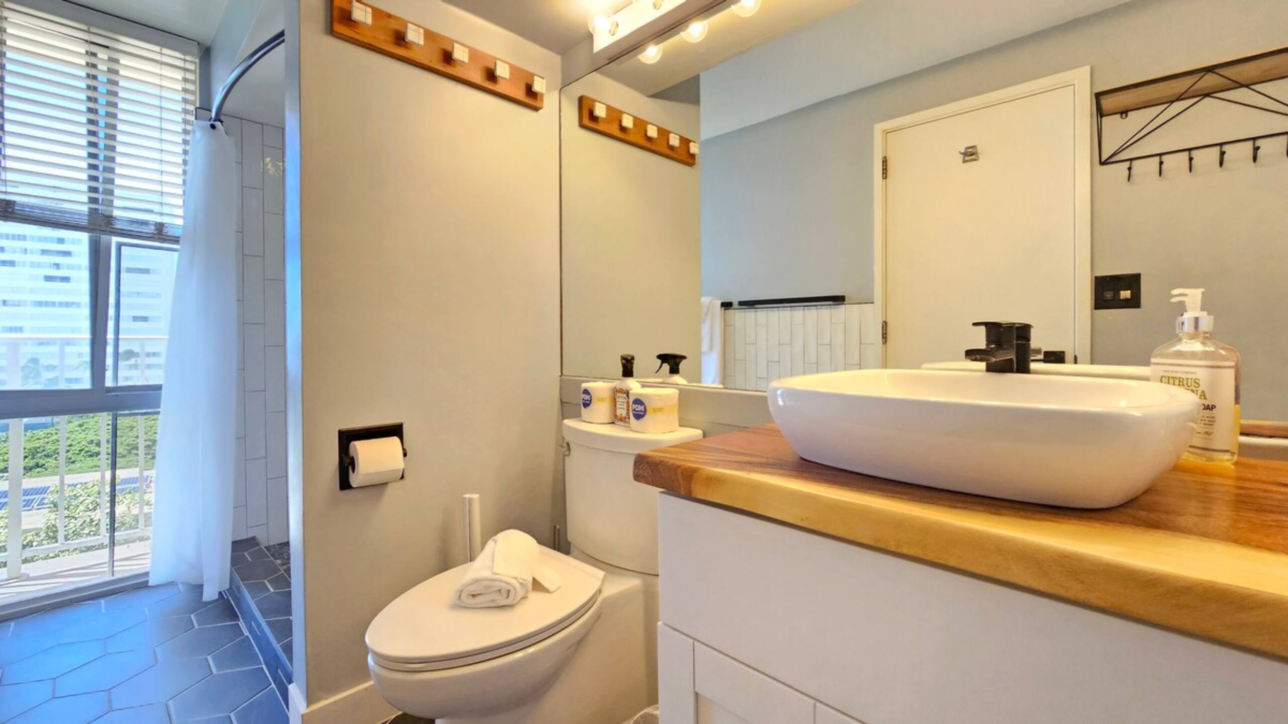 DHBH 902 Studio Apt, Full kitchen & Insane views! - Photo 13