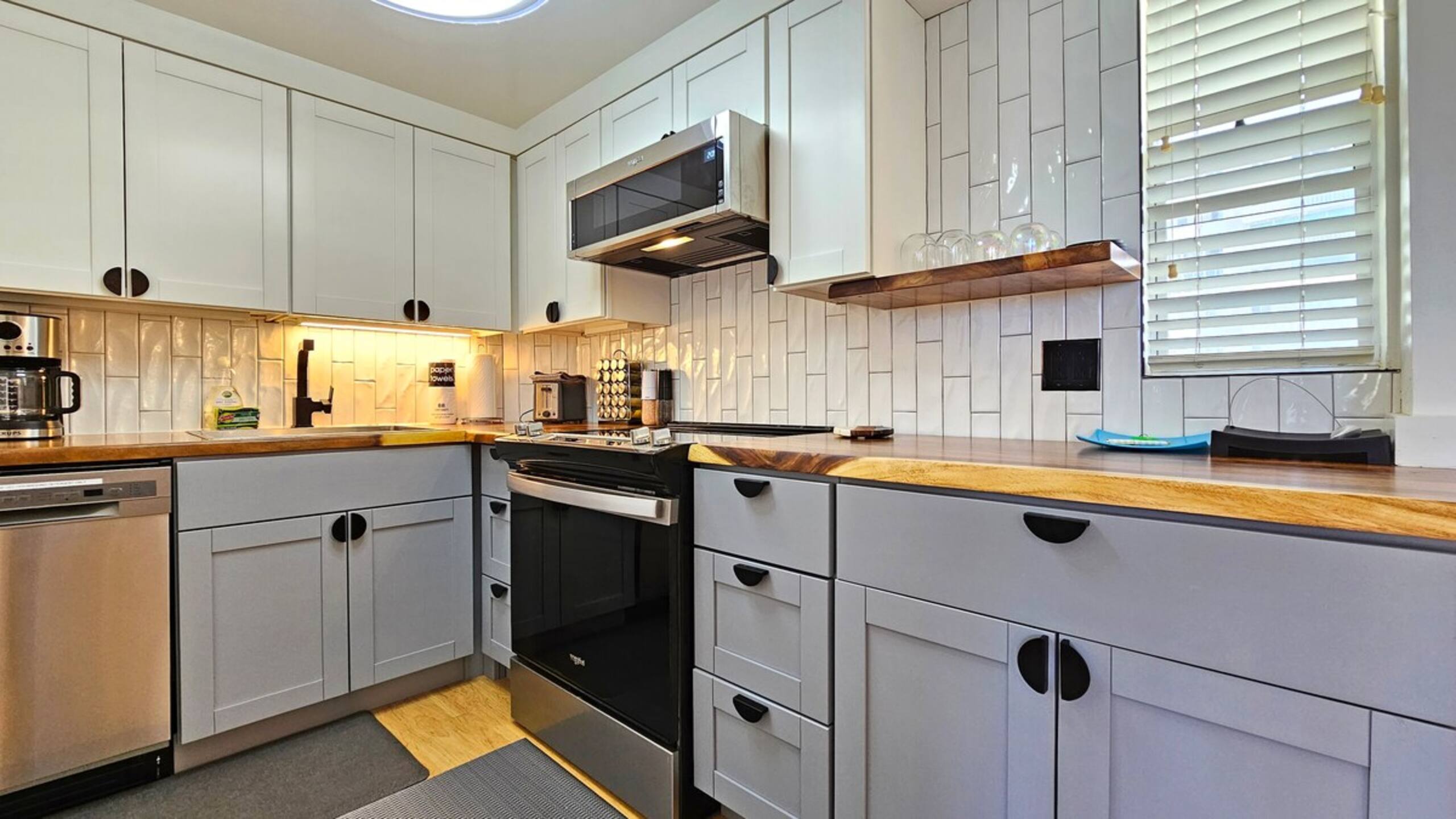 DHBH 902 Studio Apt, Full kitchen & Insane views! - Photo 4