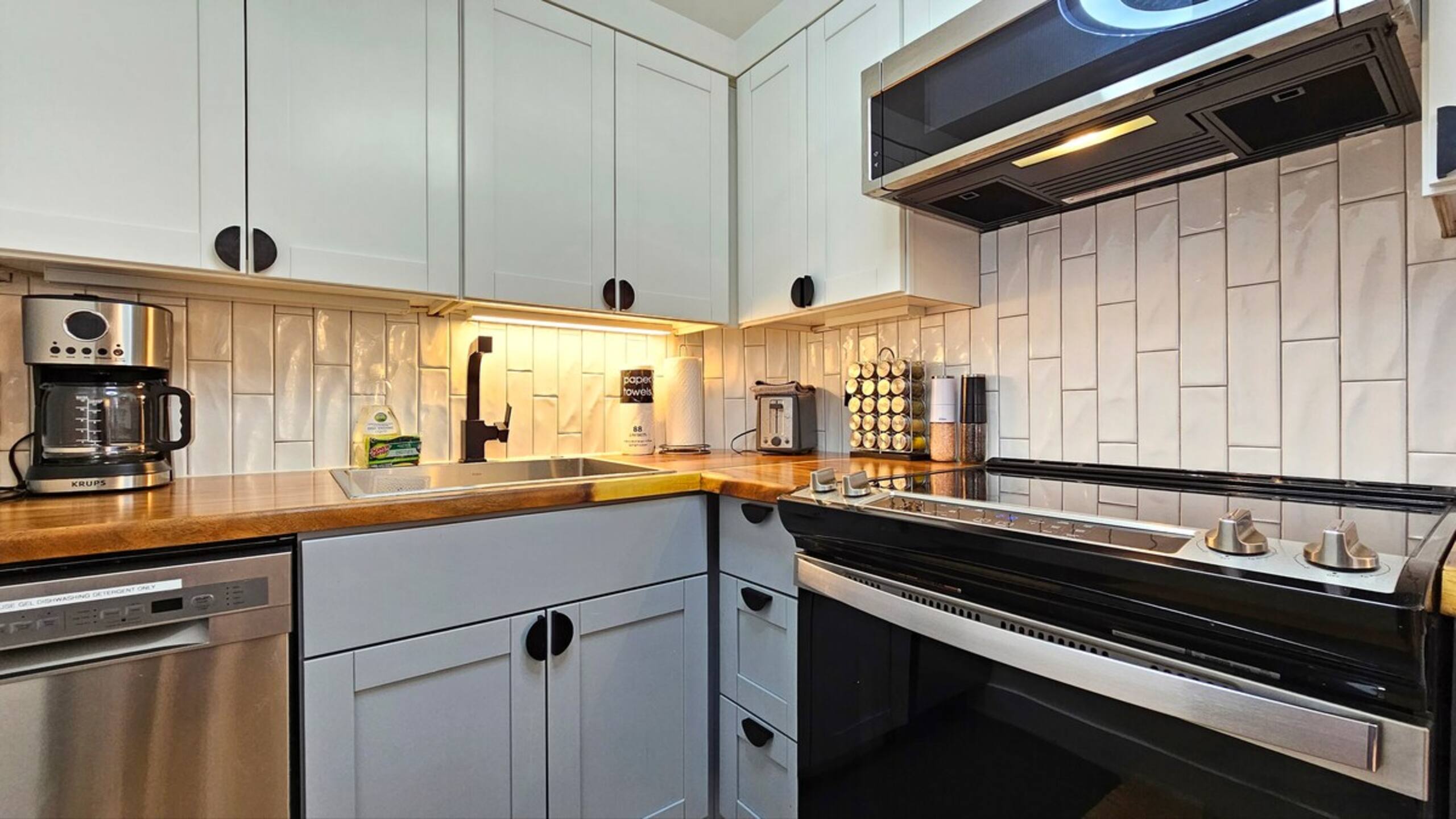 DHBH 902 Studio Apt, Full kitchen & Insane views! - Photo 7