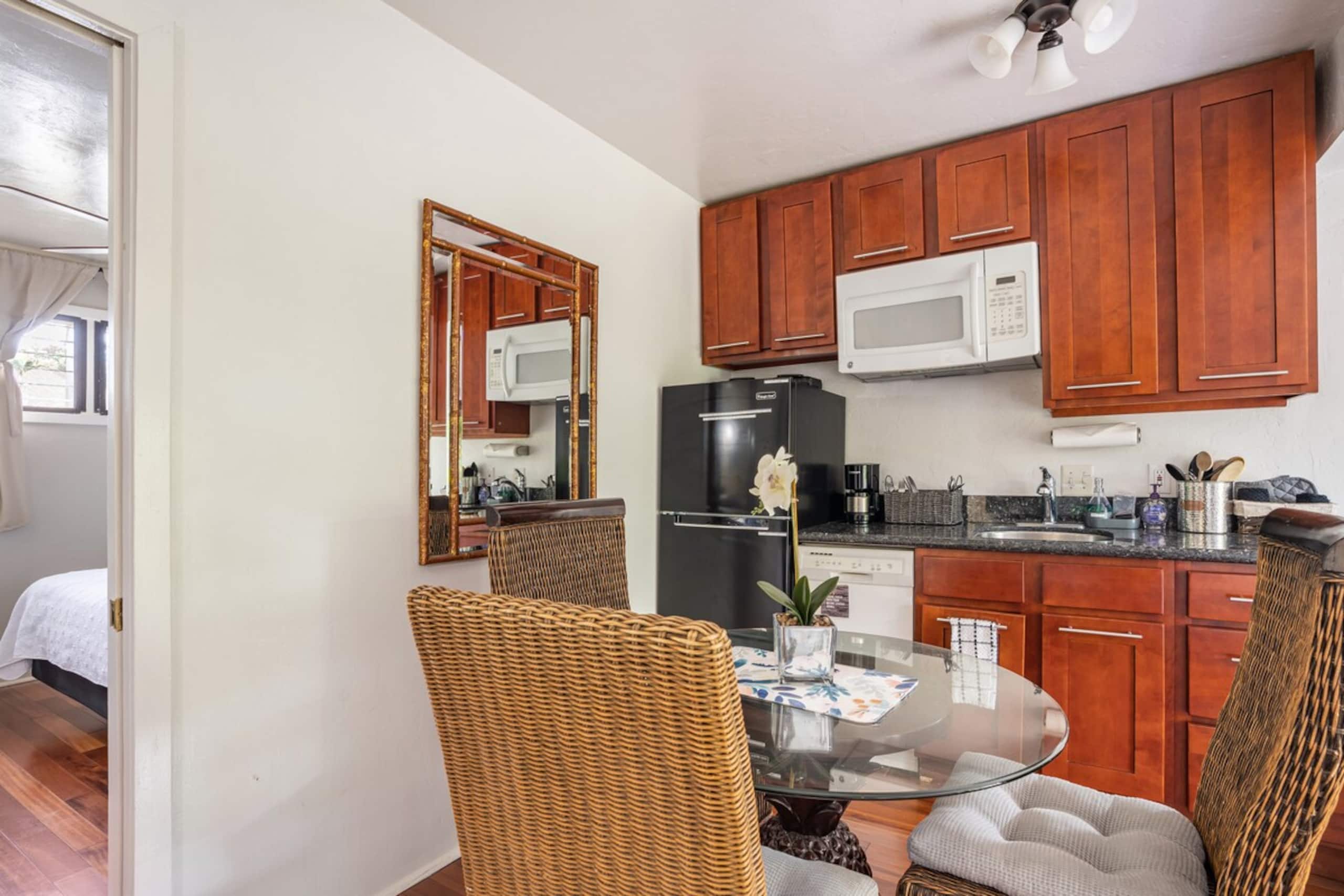 Walkable location AC in bedroom, washer dryer. - Photo 4