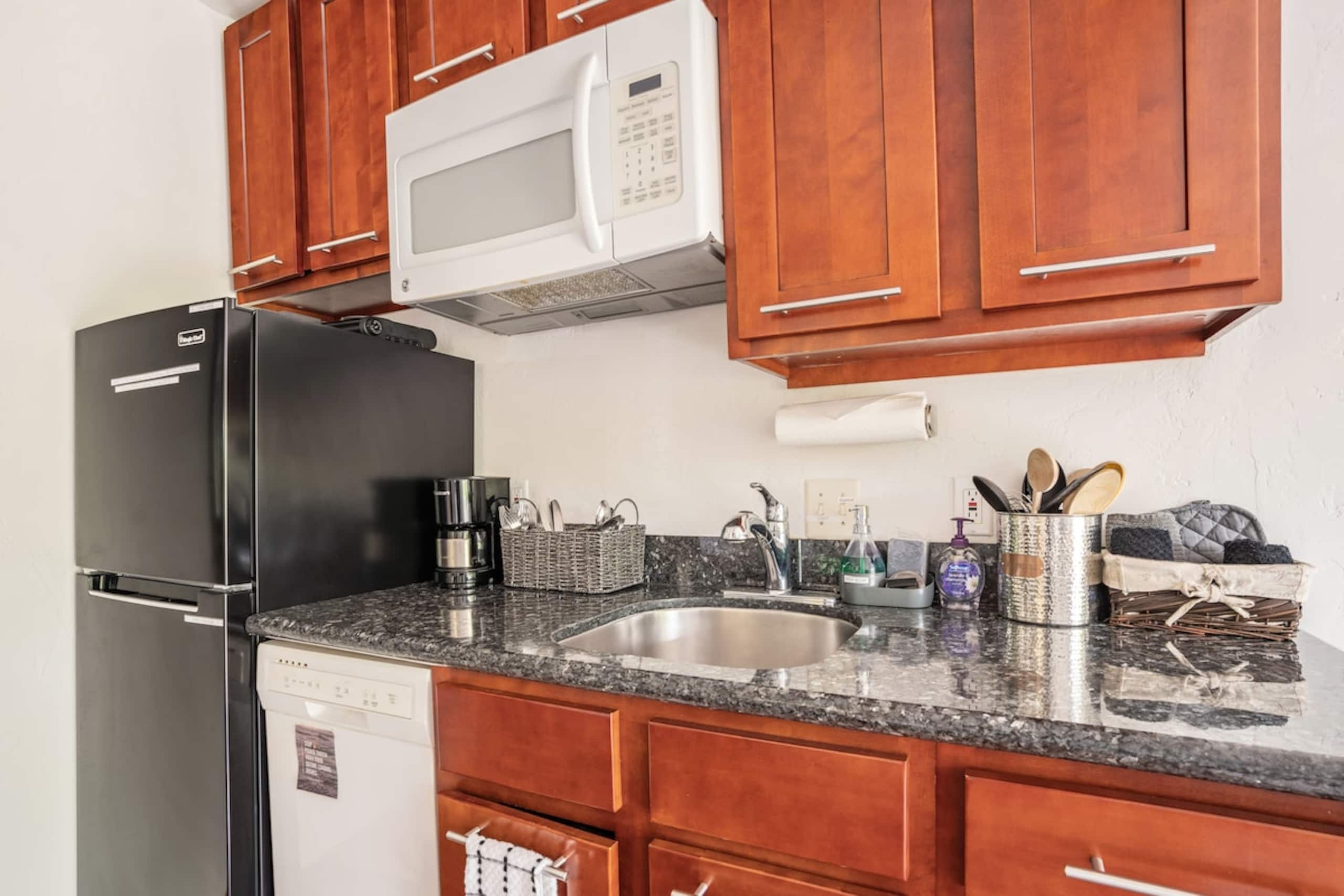 Walkable location AC in bedroom, washer dryer. - Photo 3