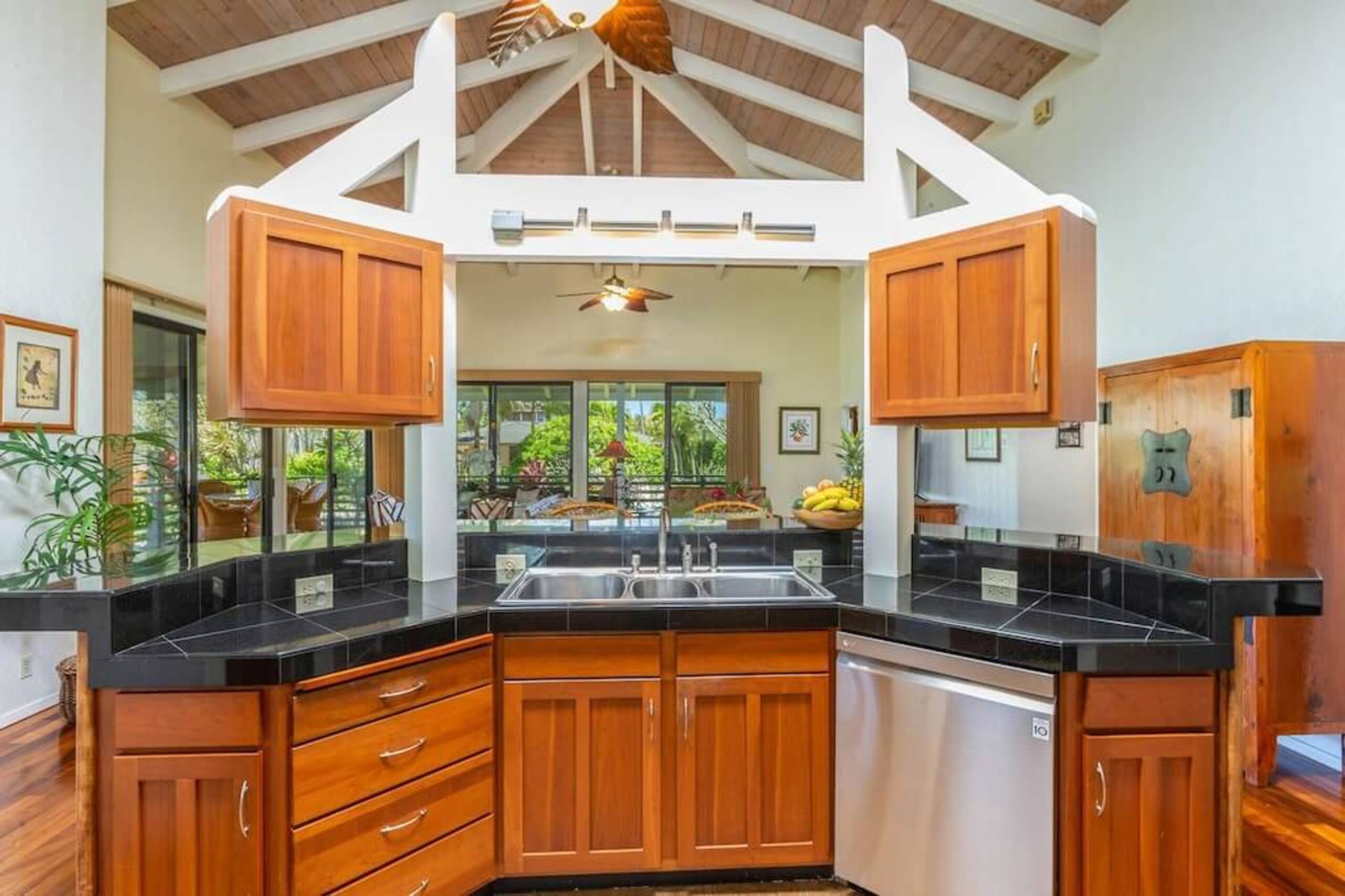 A/C Elegant Single Story Plantation Home - Photo 4