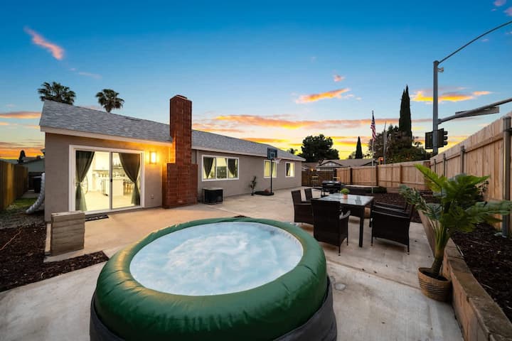 Home W/ Garage, Hot Tub, King Bed, Yard, 3br/2bth - Spring Valley