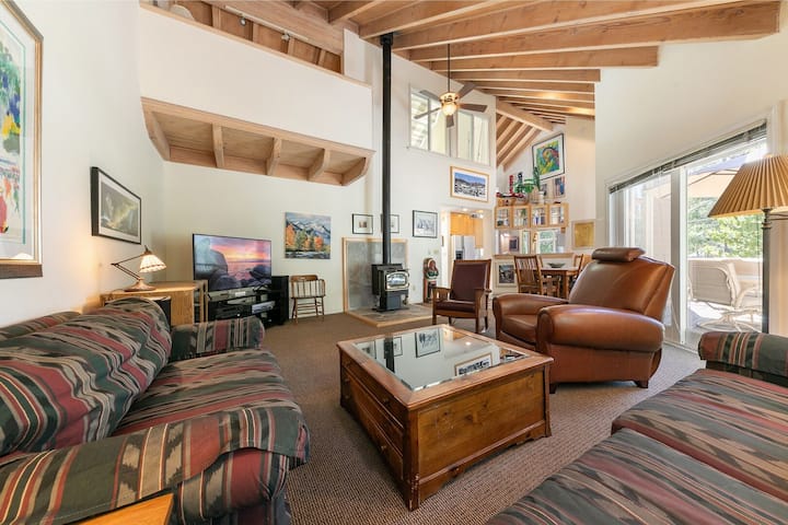 Spikes Place - 2br W Bonus + Walk To Hoa! - Truckee, CA