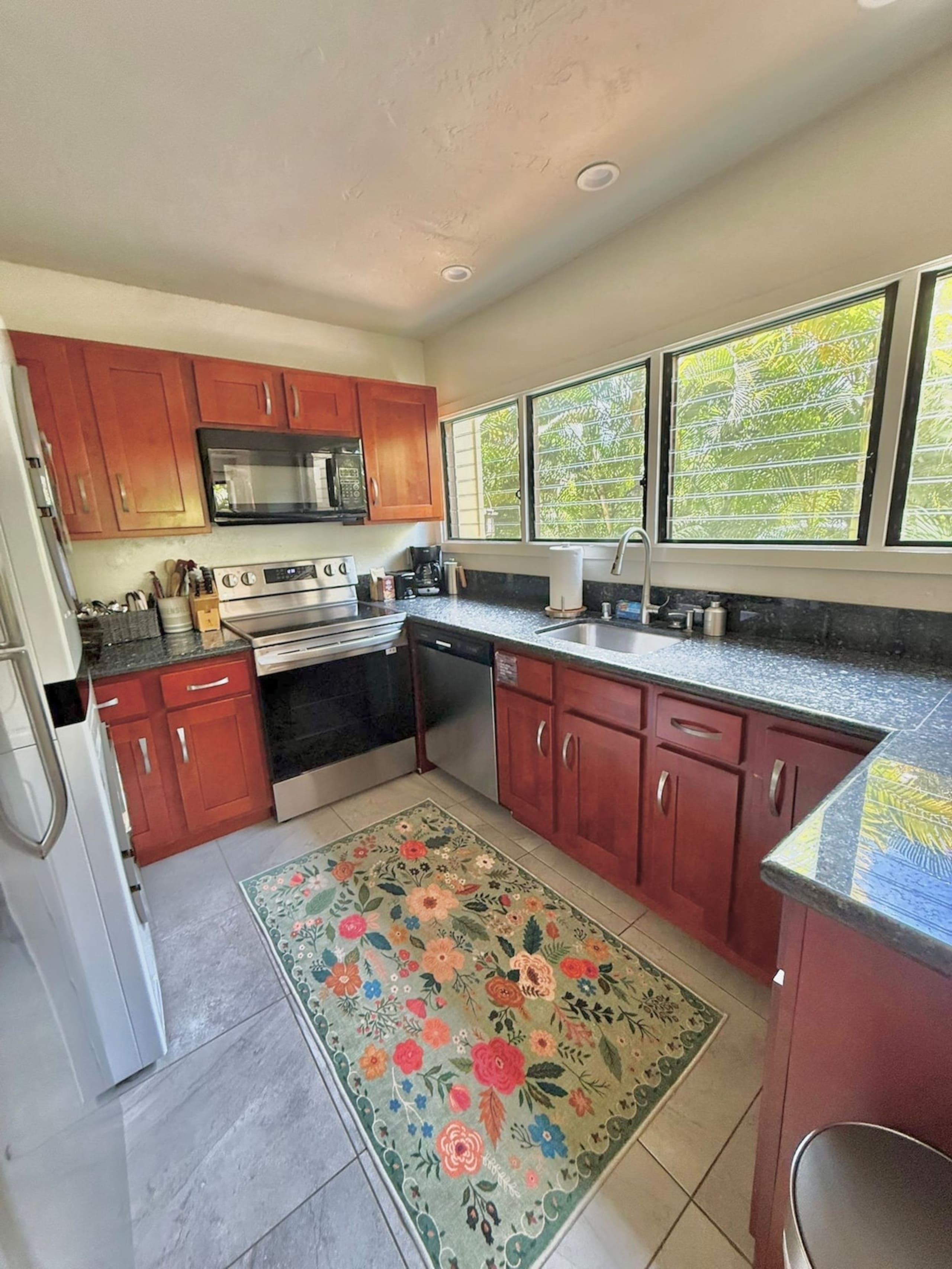 Full kitchen, washer and dryer inside unit - Photo 11
