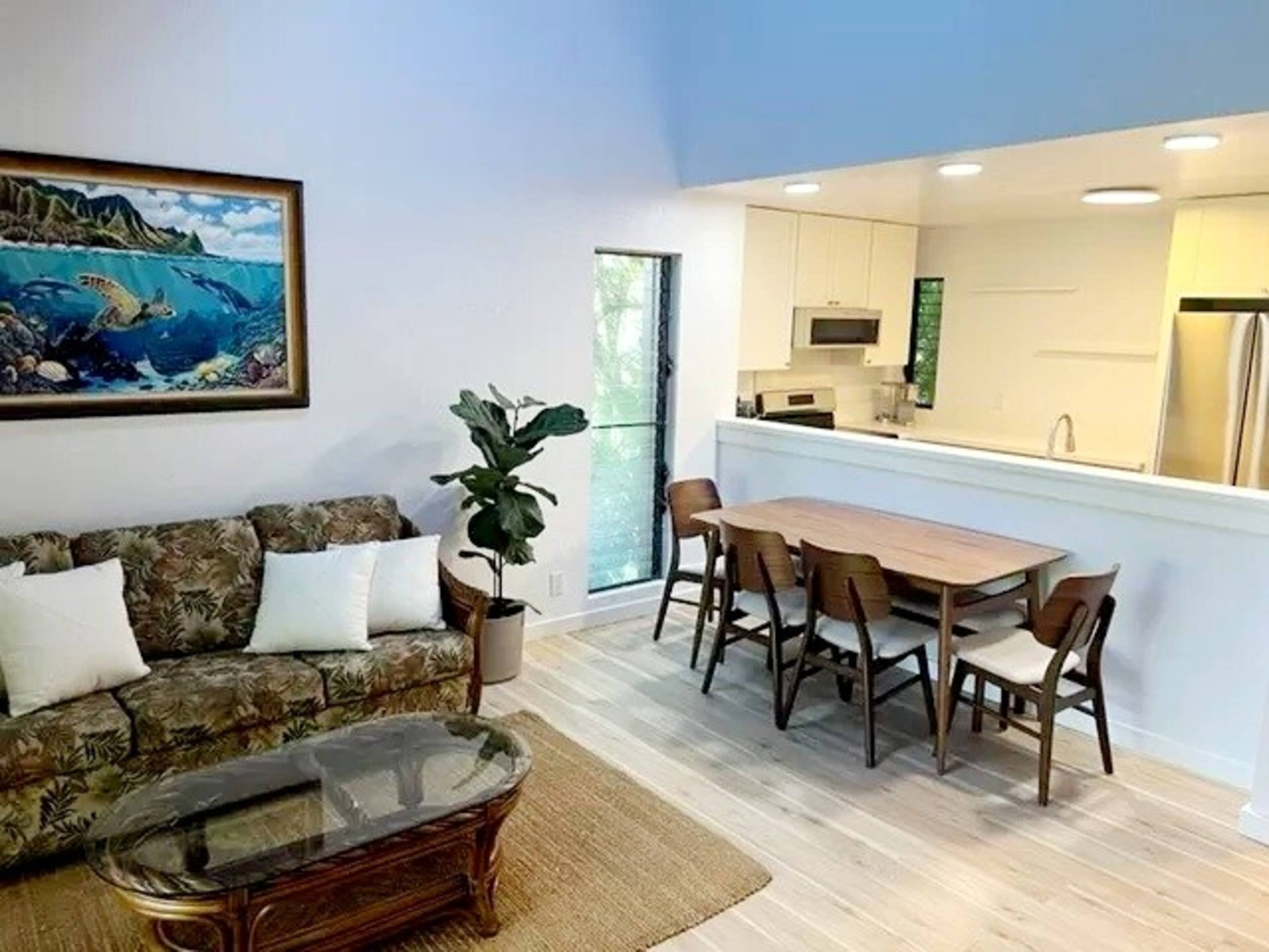 Newly Remodeled Tropical Resort - Photo 2