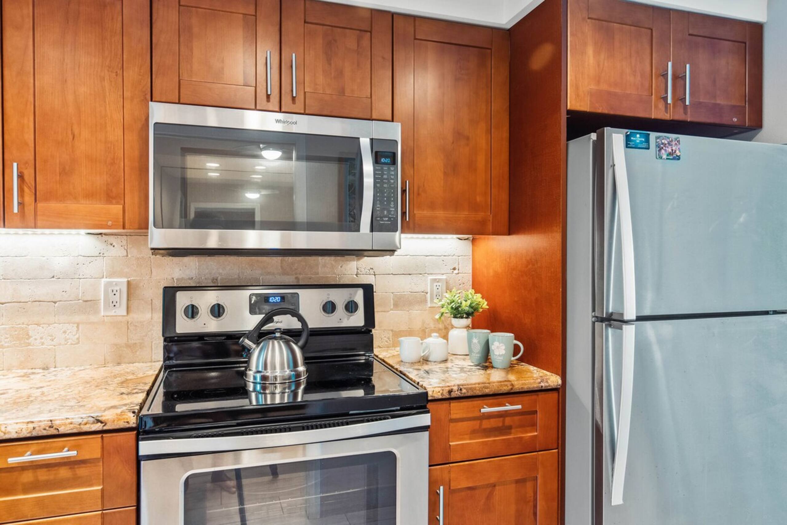 Bright, Spacious Studio with Stunning Ocean Views - Photo 18