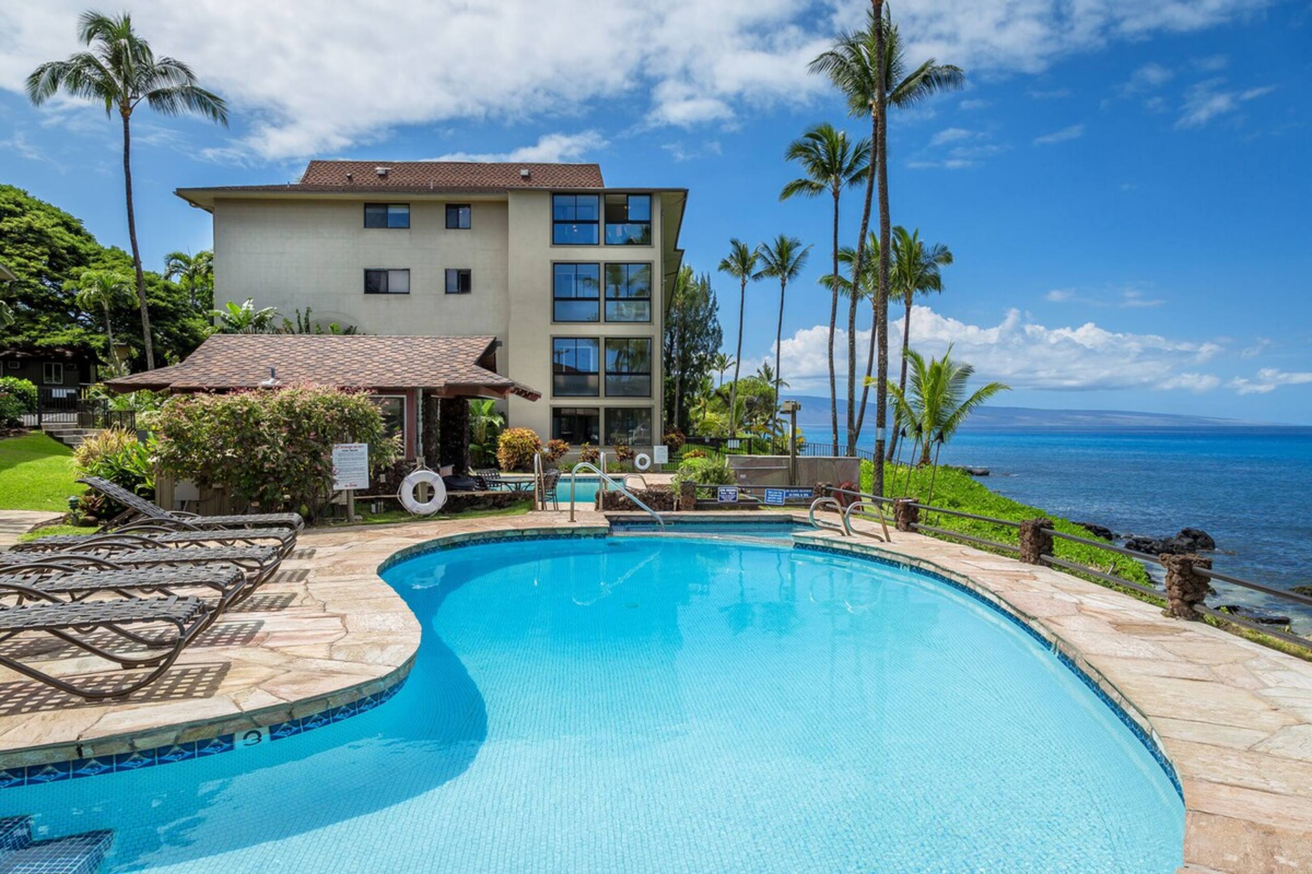 Bright, Spacious Studio with Stunning Ocean Views - Photo 20