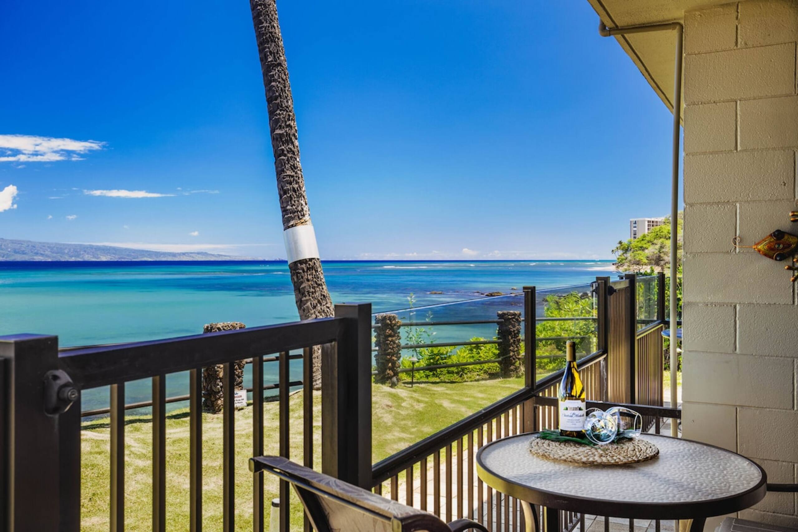 Bright, Spacious Studio with Stunning Ocean Views - Photo 1