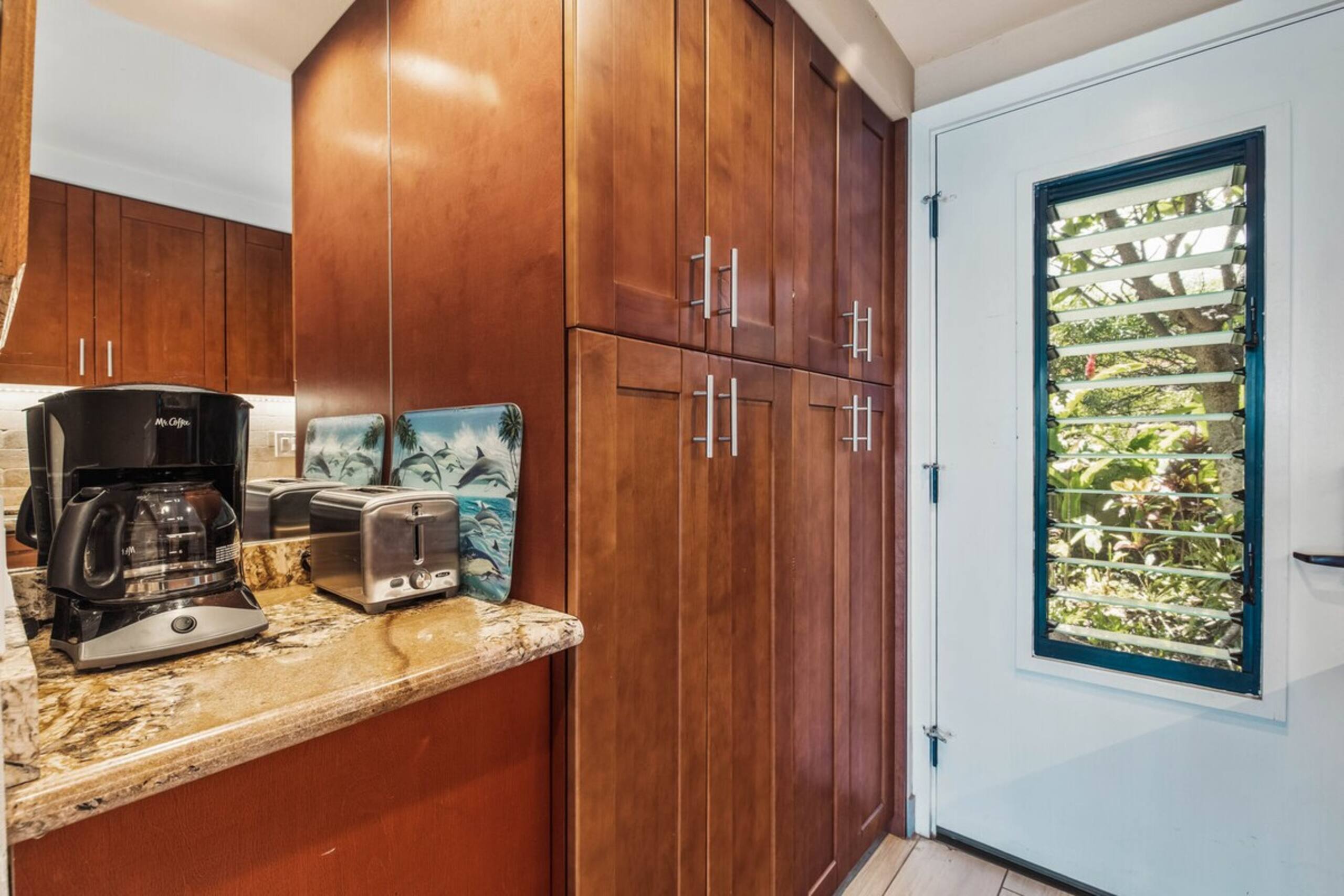 Bright, Spacious Studio with Stunning Ocean Views - Photo 11