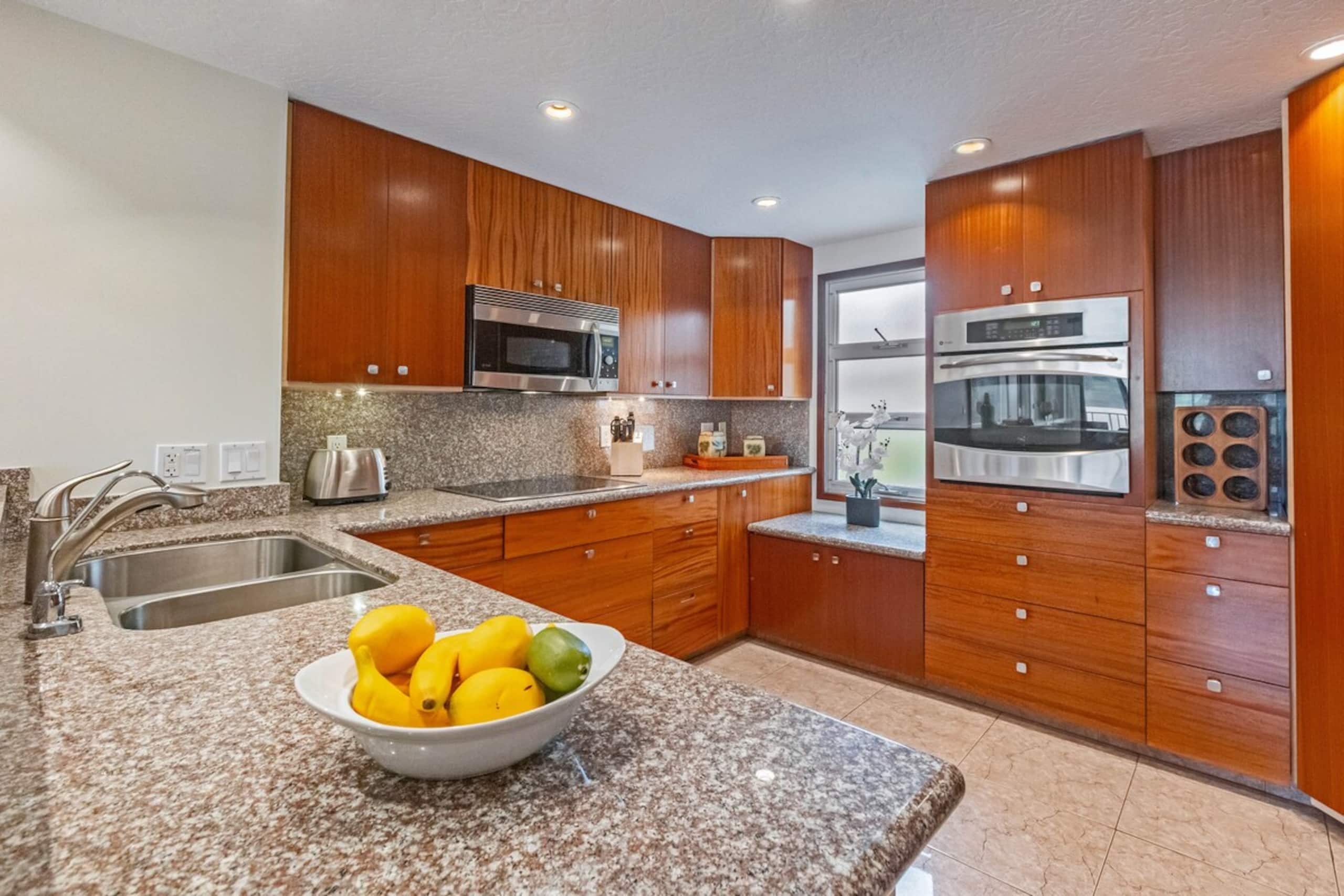 Distinctive FULLY RemodeledRoyal Mauian Complex - Photo 4