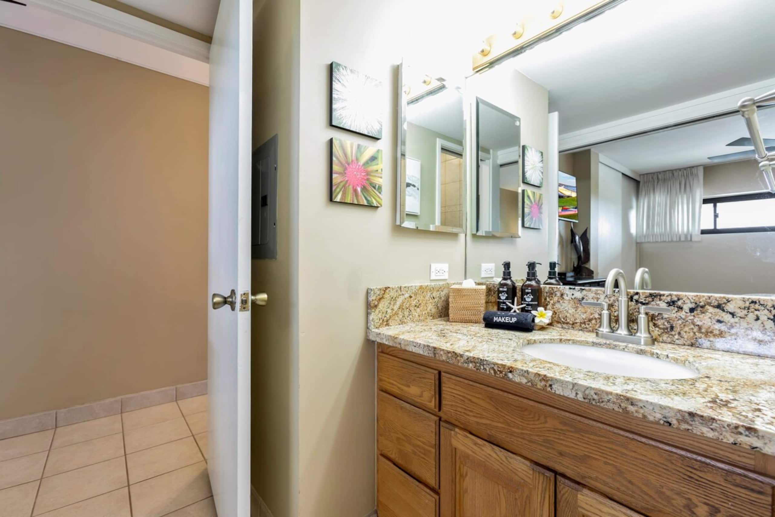 Updated oceanfront condo, AC, 6 mile sandy beach - Photo 25