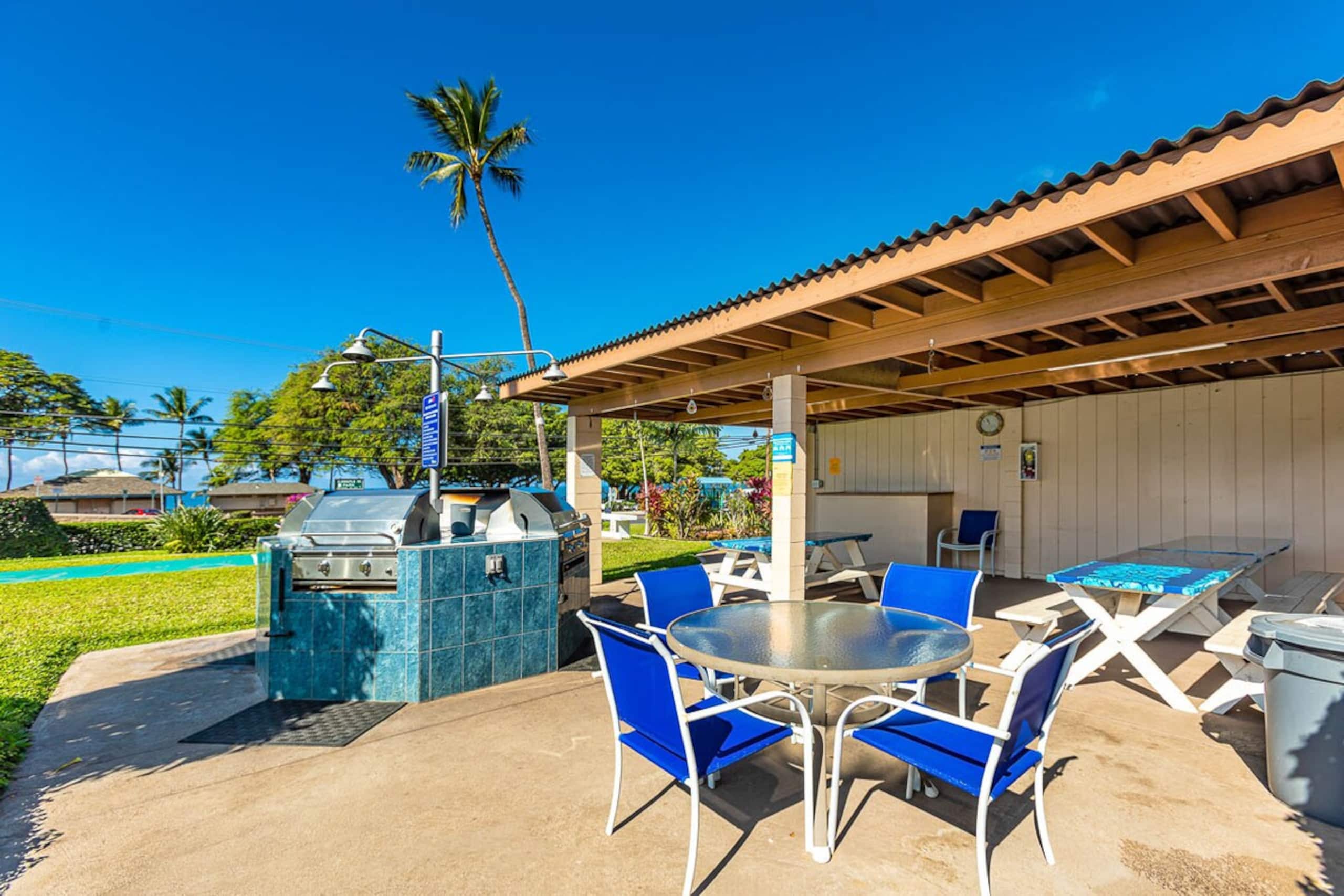 Beachfront 2BR condo w/ pool and lanai - Photo 38