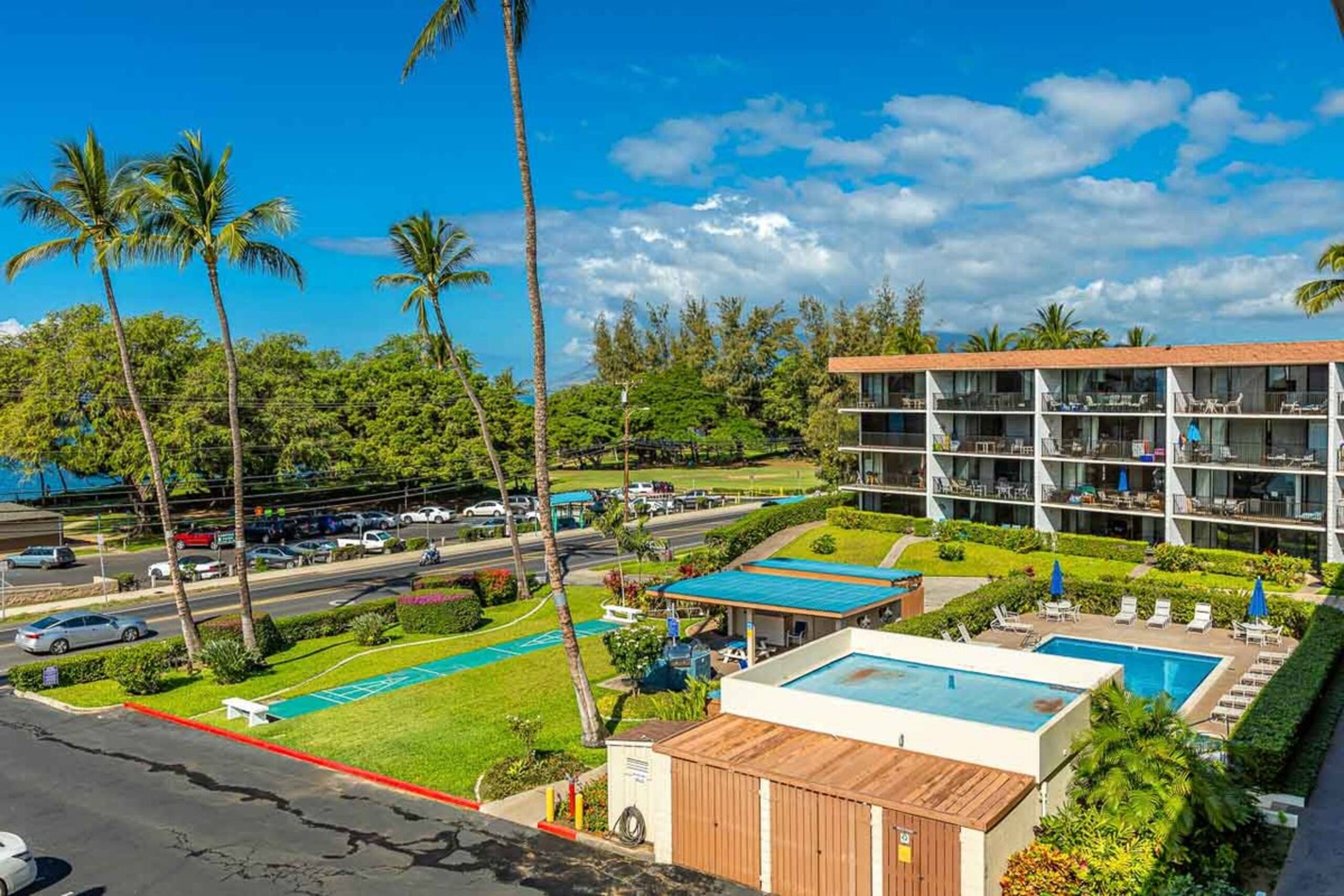 Beachfront 2BR condo w/ pool and lanai - Photo 44