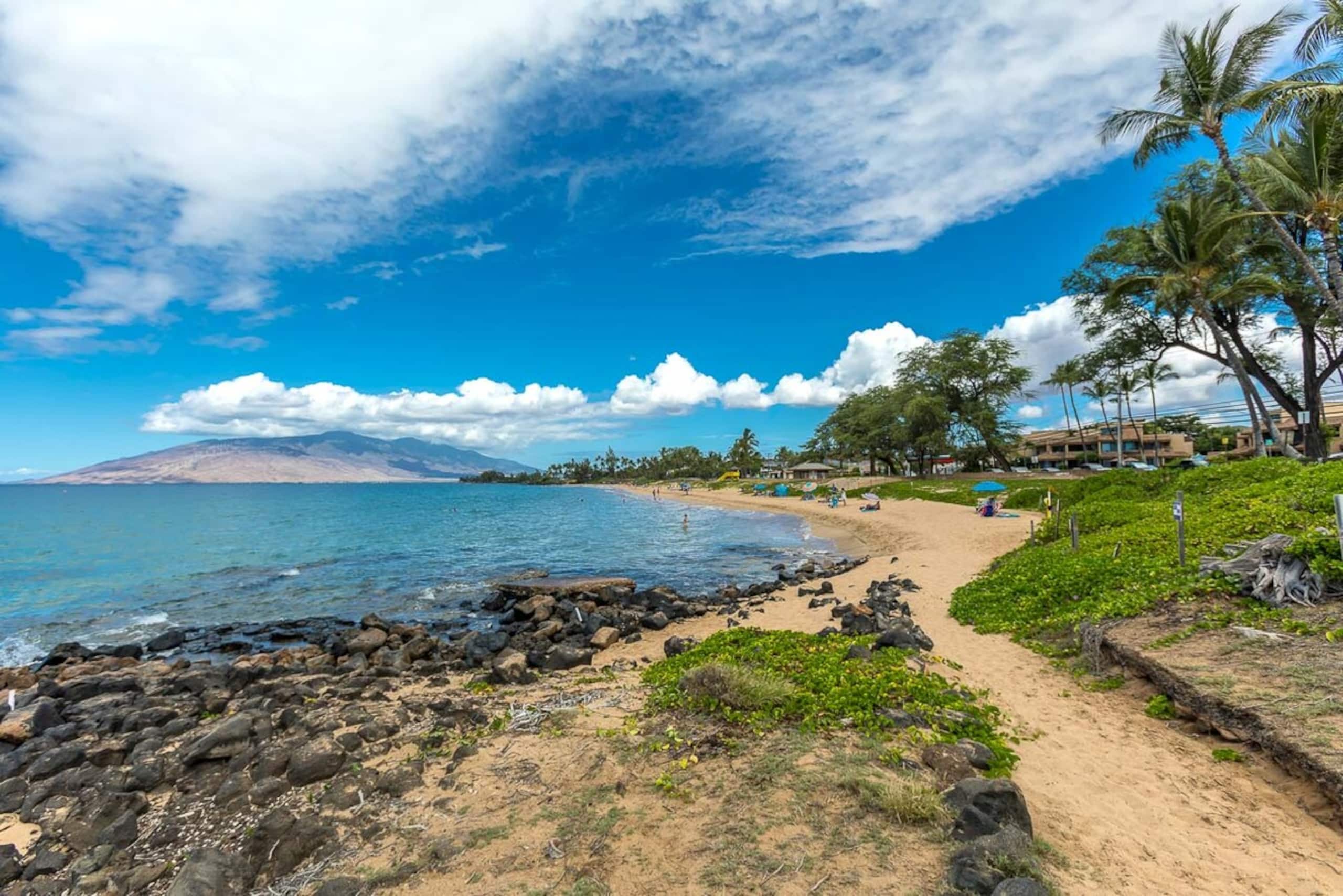 Beachfront 2BR condo w/ pool and lanai - Photo 68