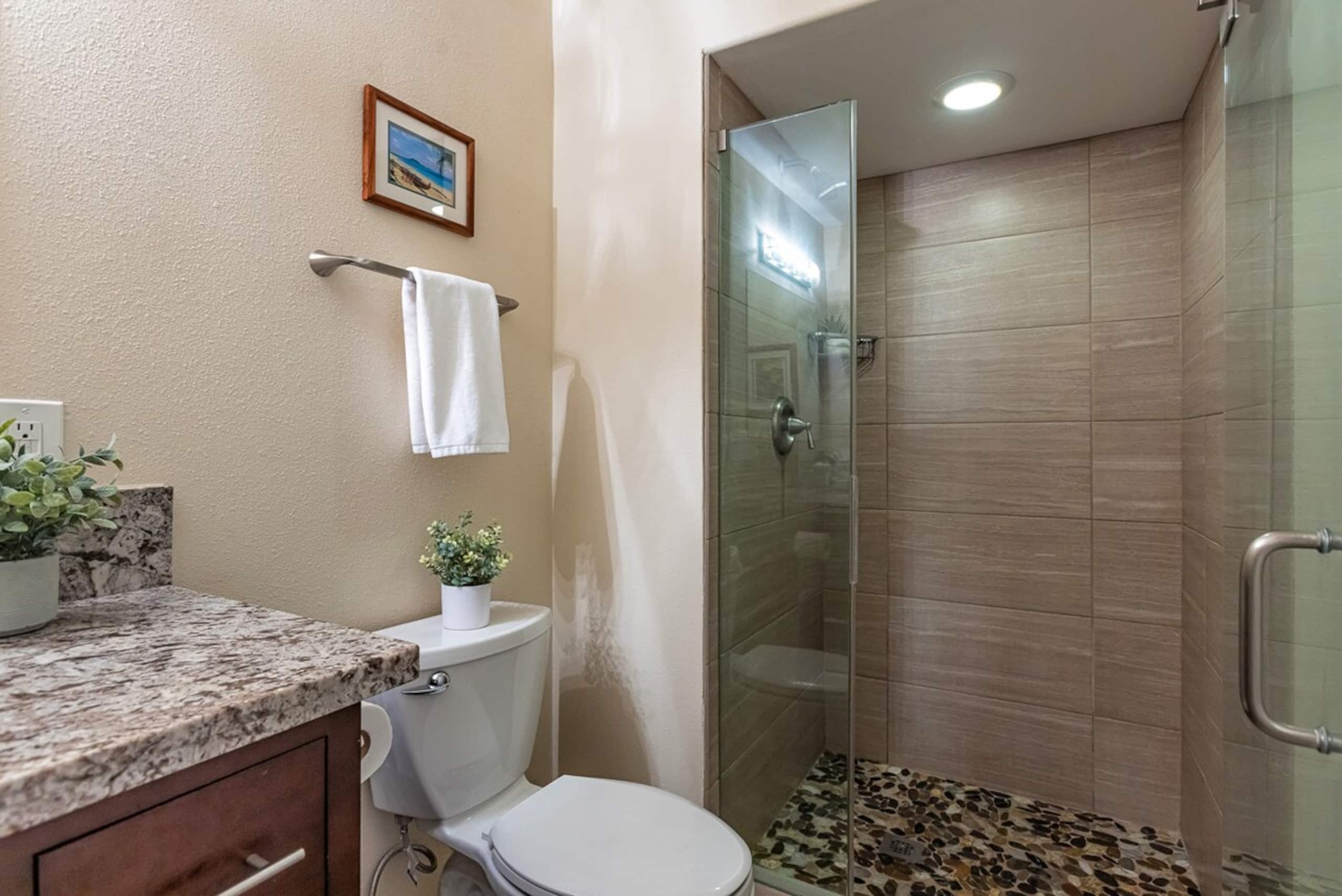 Beachfront 2BR condo w/ pool and lanai - Photo 24