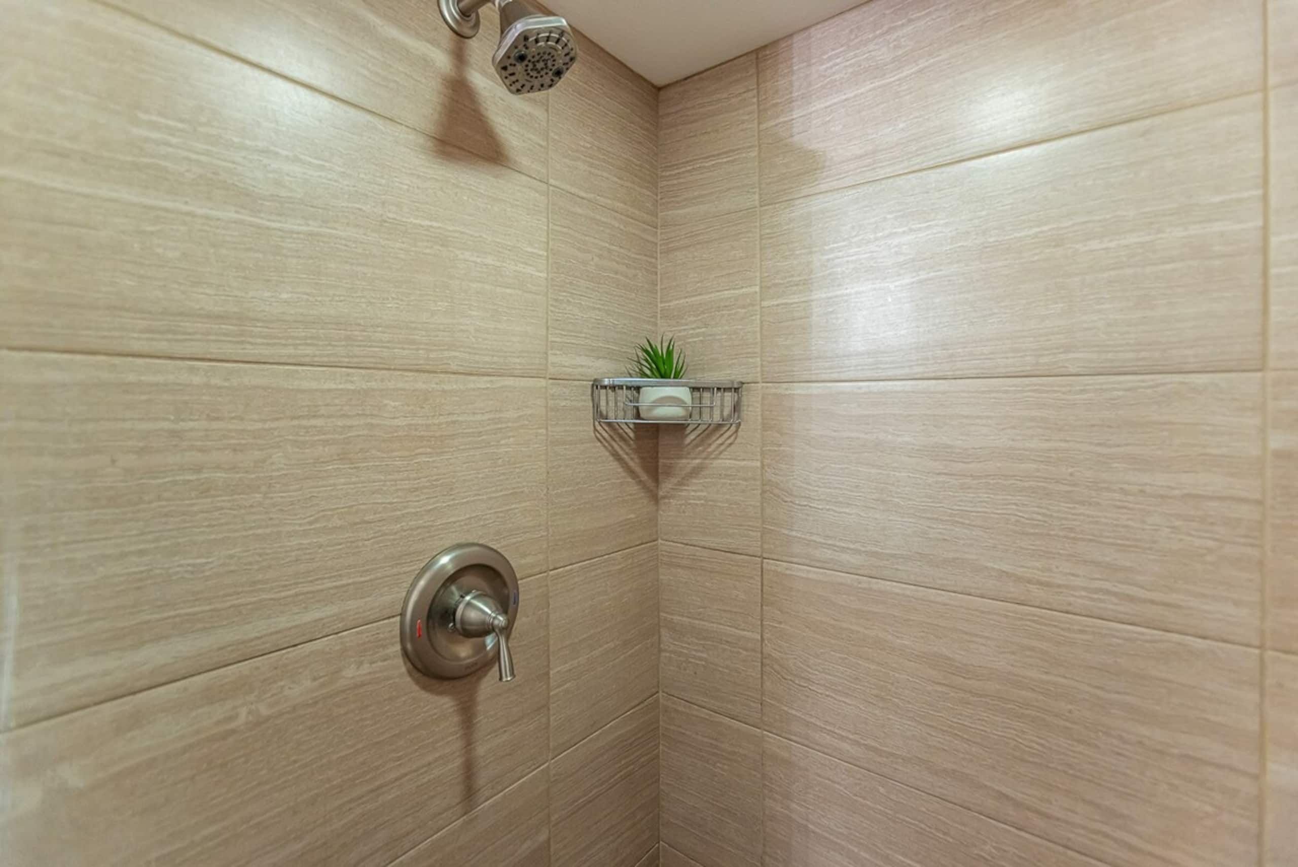 Beachfront 2BR condo w/ pool and lanai - Photo 26