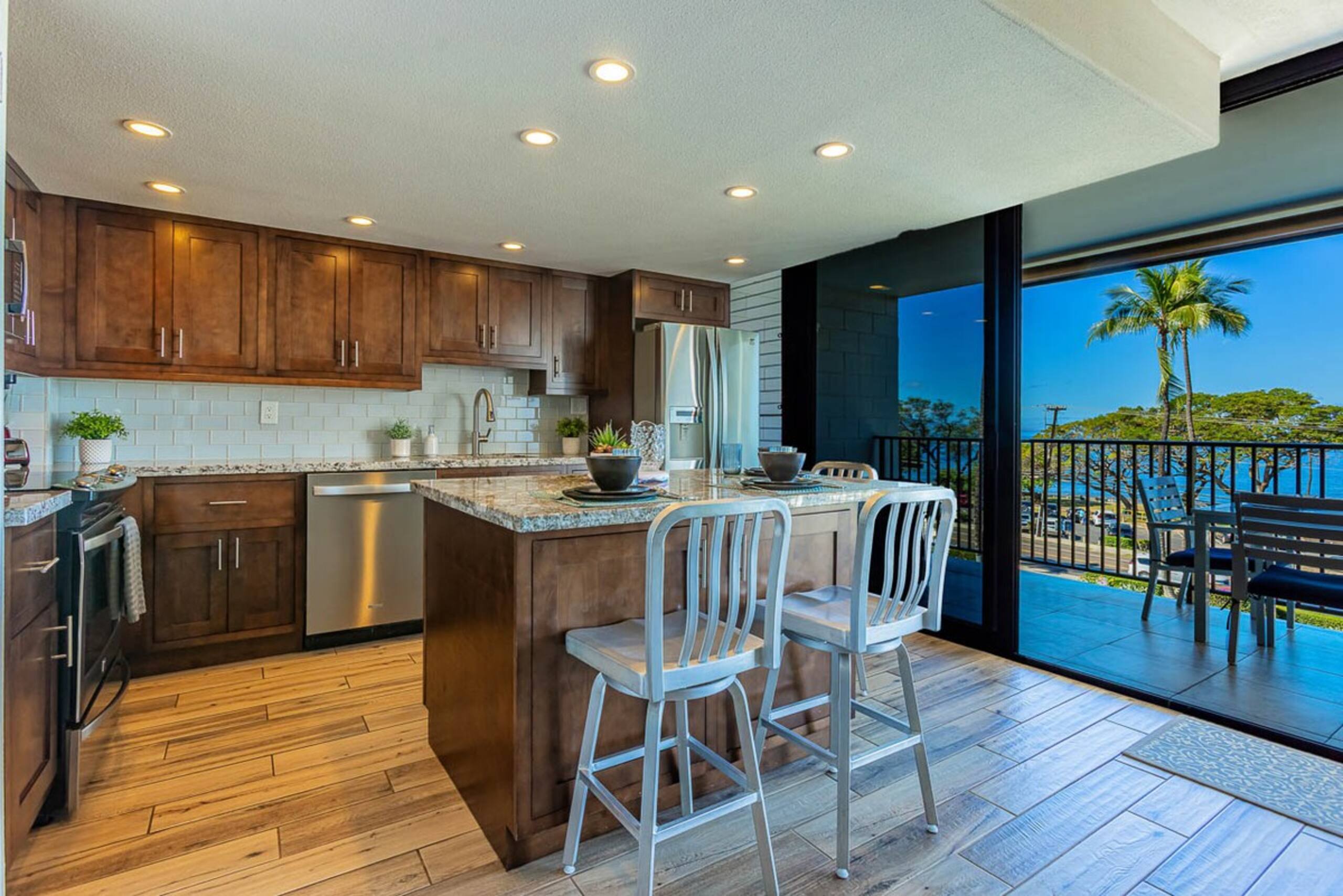 Beachfront 2BR condo w/ pool and lanai - Photo 1