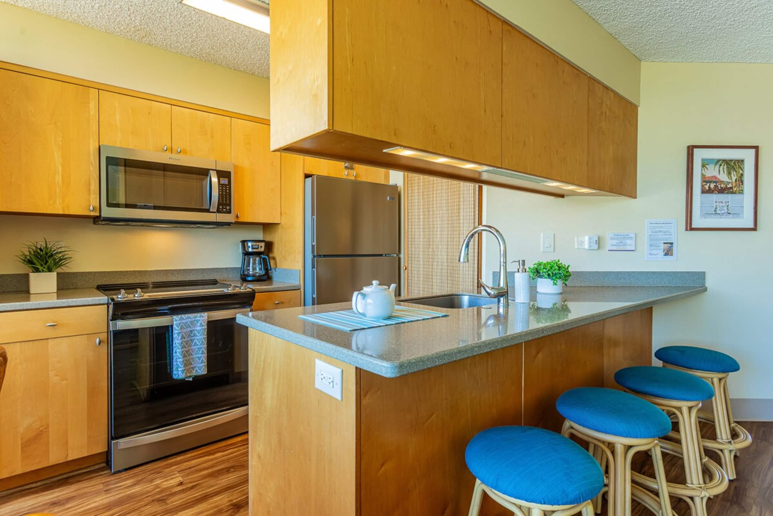 Beachfront 2BR w/ ocean views and pool - Photo 18
