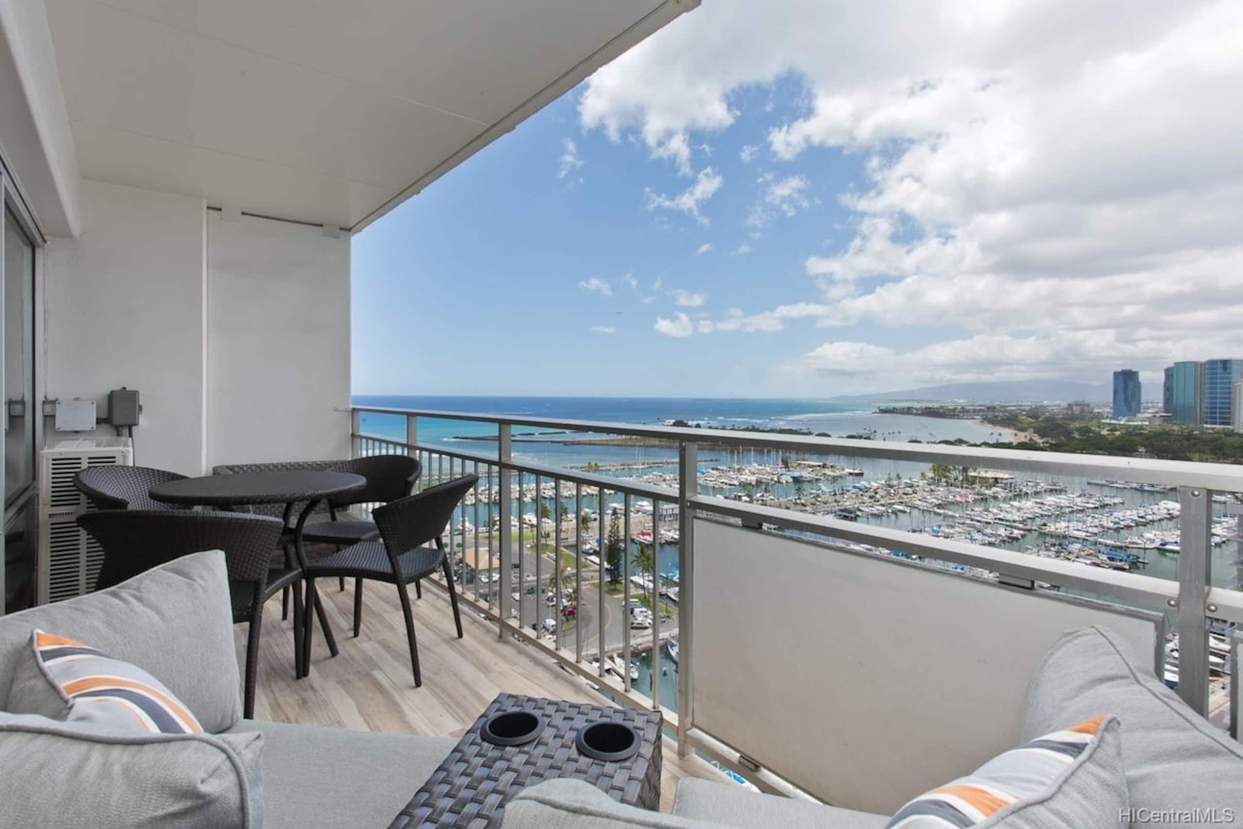 New Listing Sleeps 6 Waikiki OceanView w/Parking - Photo 11