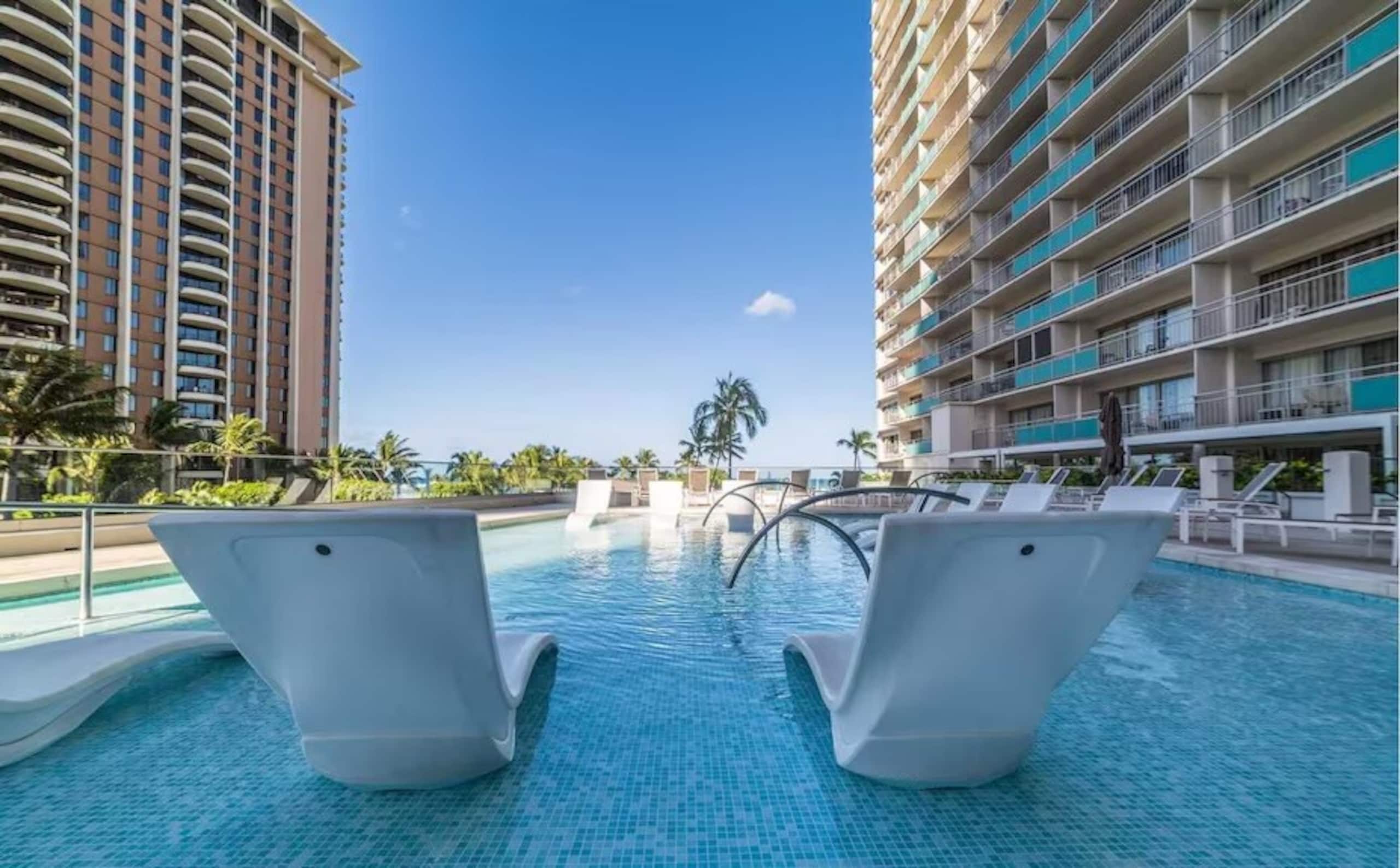 New Listing Sleeps 6 Waikiki OceanView w/Parking - Photo 26