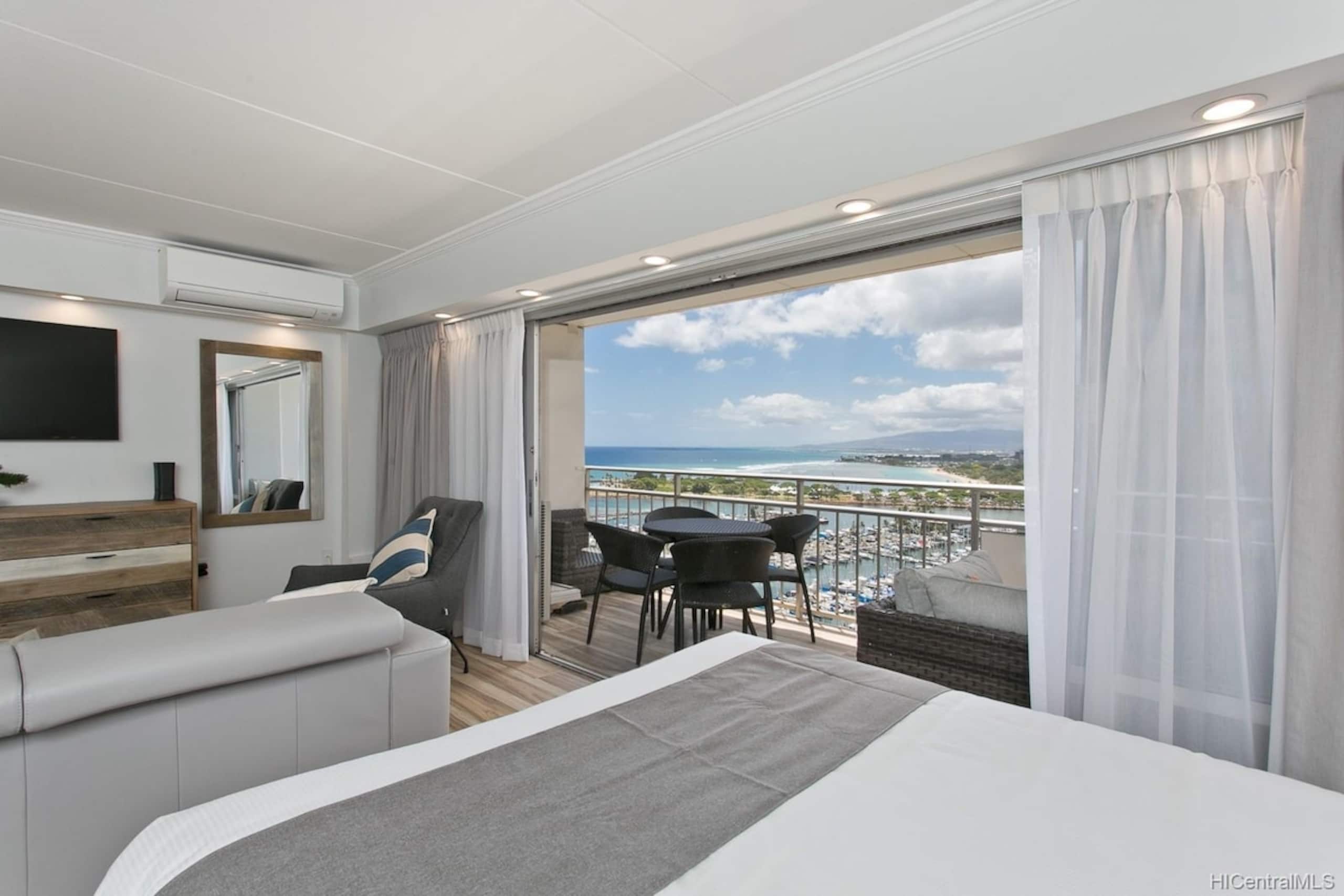 New Listing Sleeps 6 Waikiki OceanView w/Parking - Photo 6