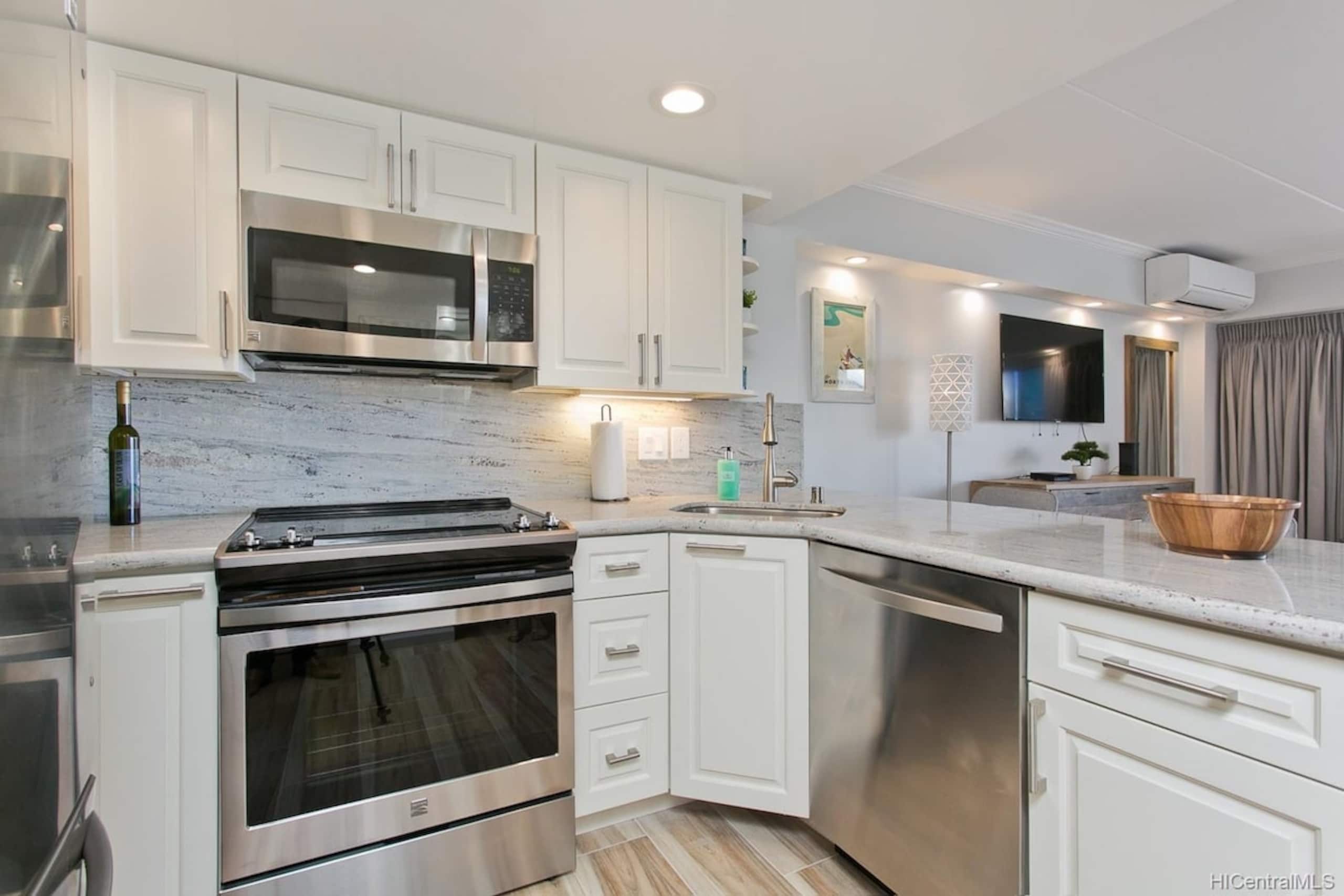New Listing Sleeps 6 Waikiki OceanView w/Parking - Photo 5