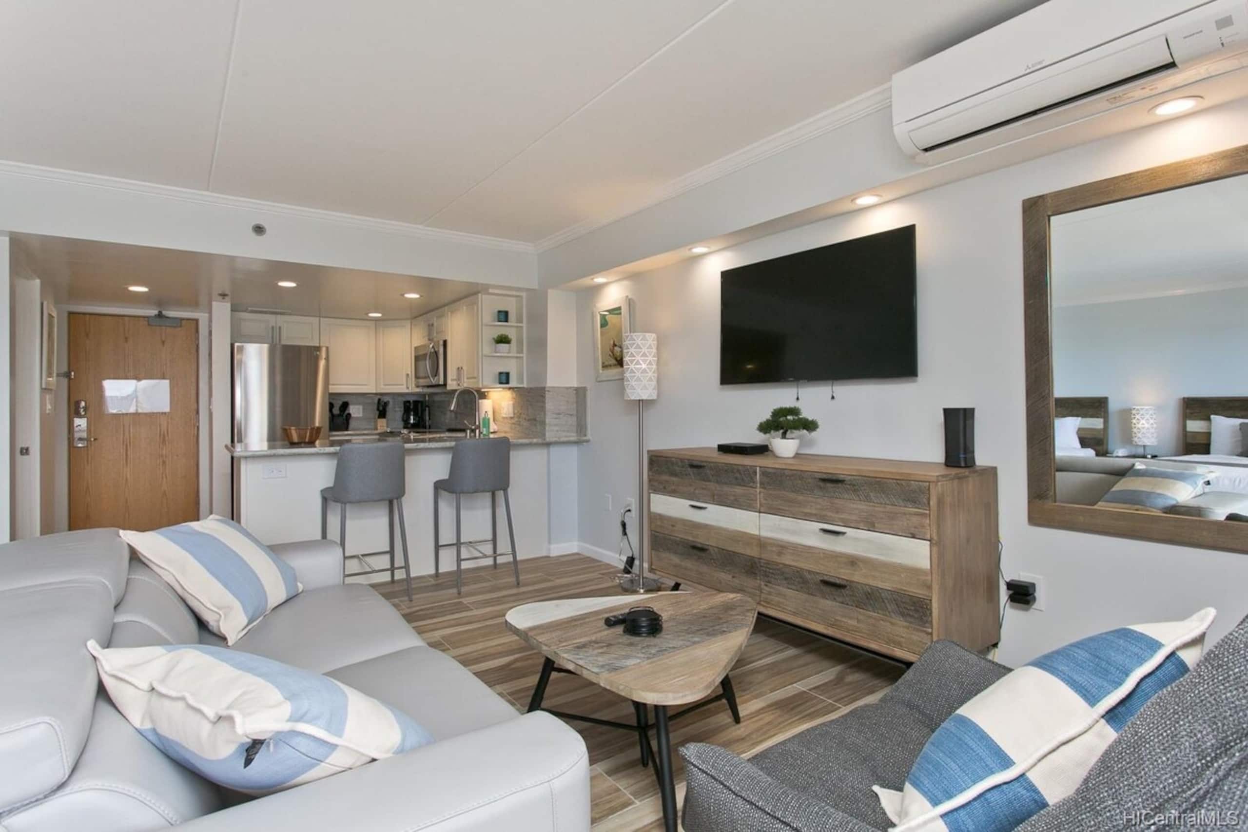 New Listing Sleeps 6 Waikiki OceanView w/Parking - Photo 2
