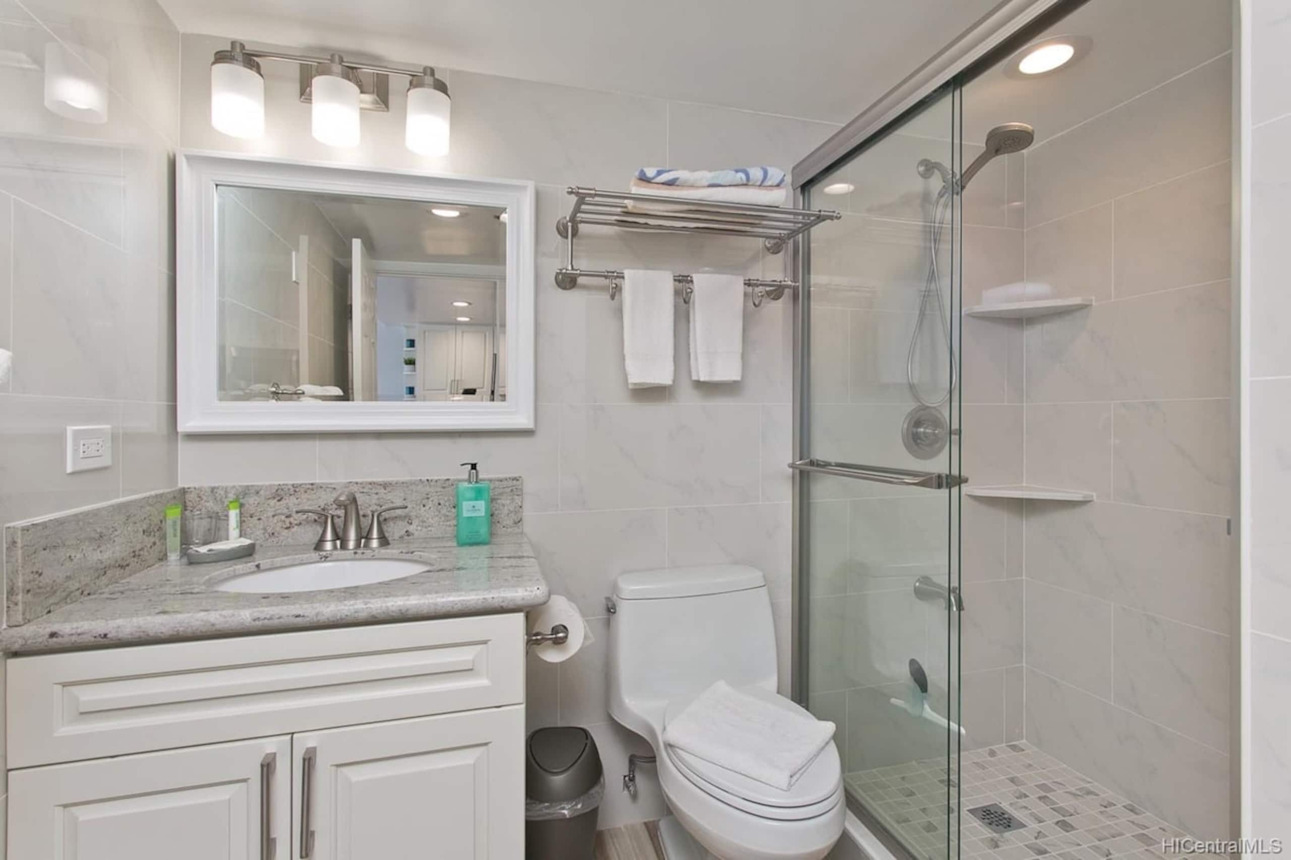 New Listing Sleeps 6 Waikiki OceanView w/Parking - Photo 10