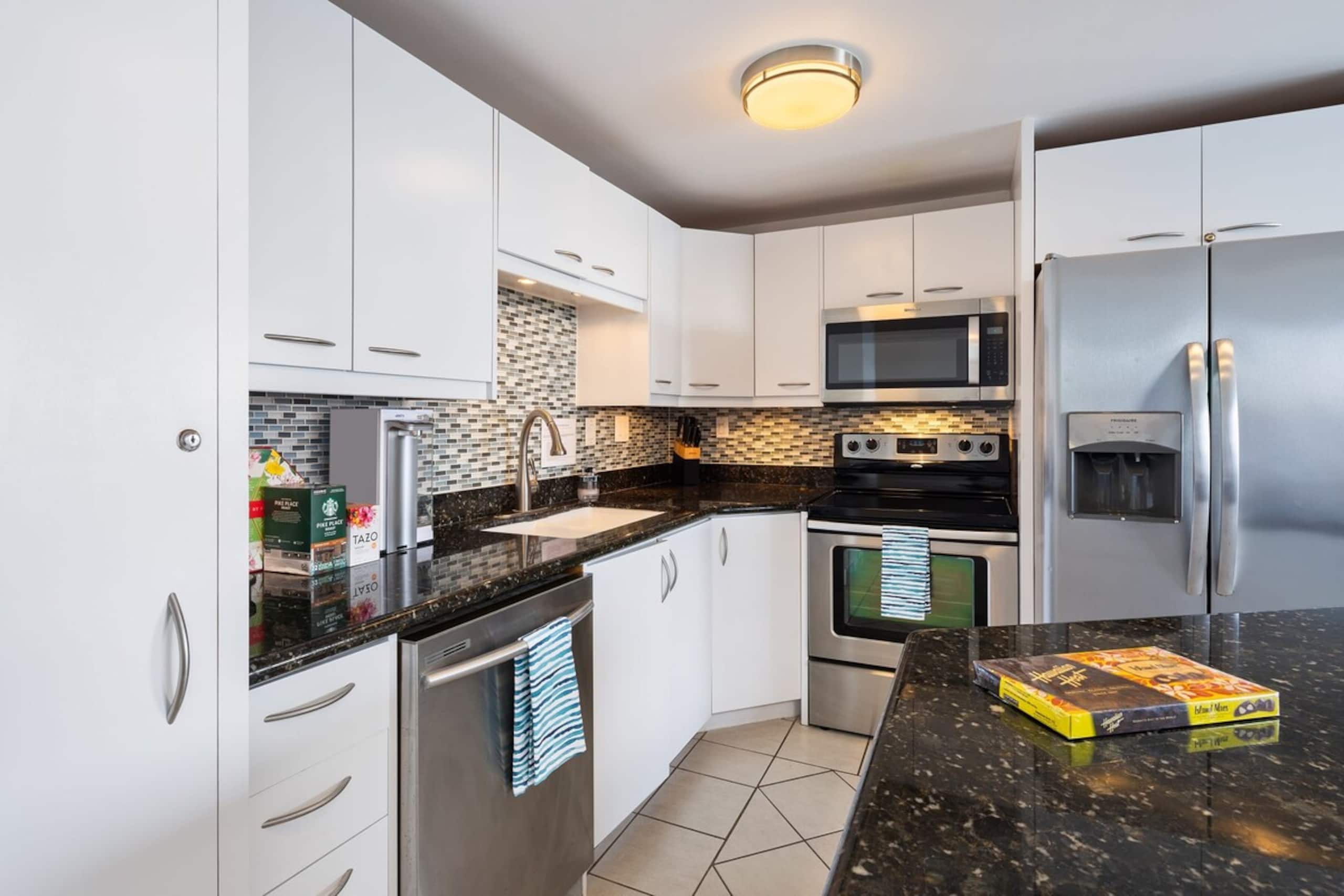 Beachfront Condo with Stunning Ocean Views - Photo 7