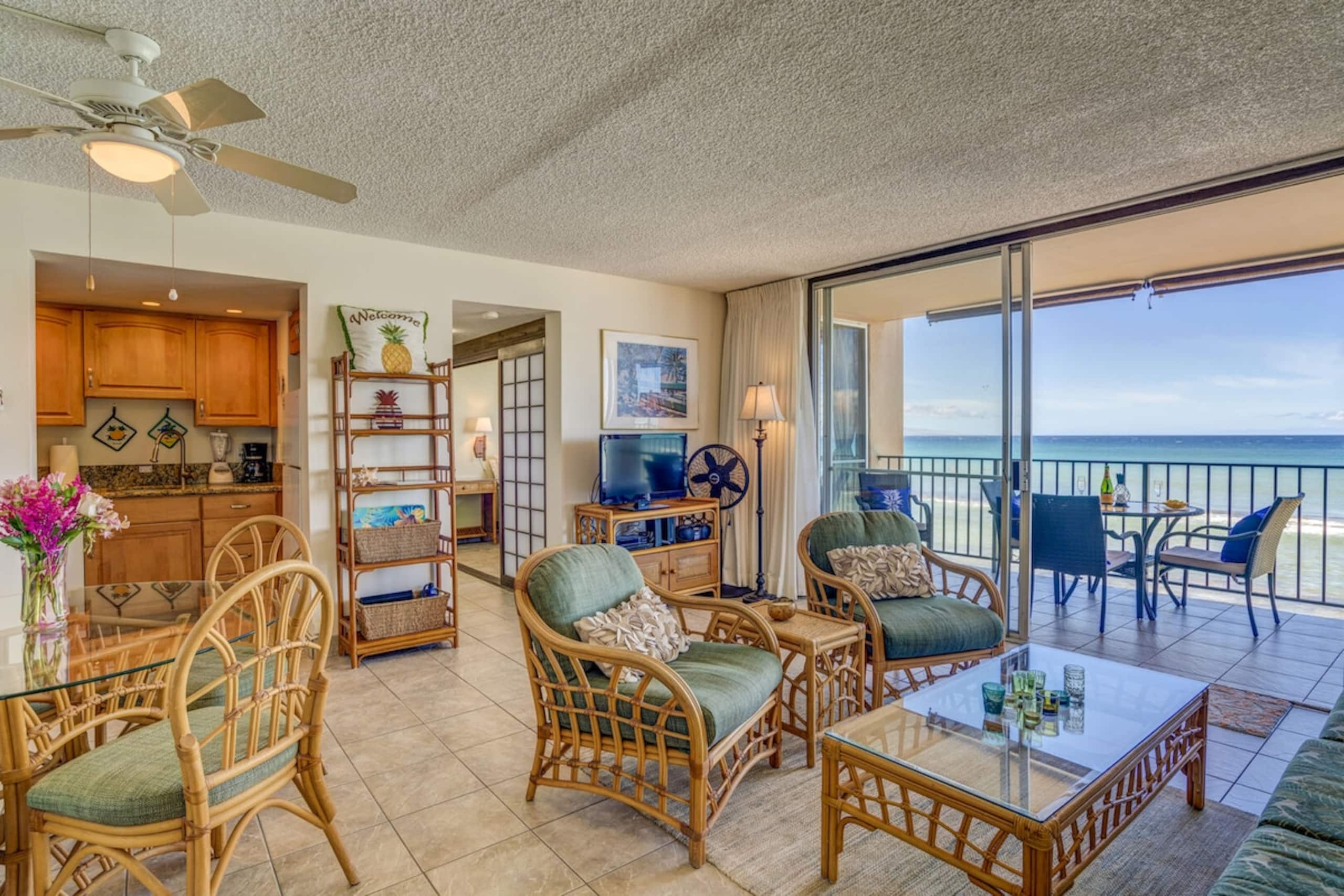 Corner condo with direct beach access - Photo 4