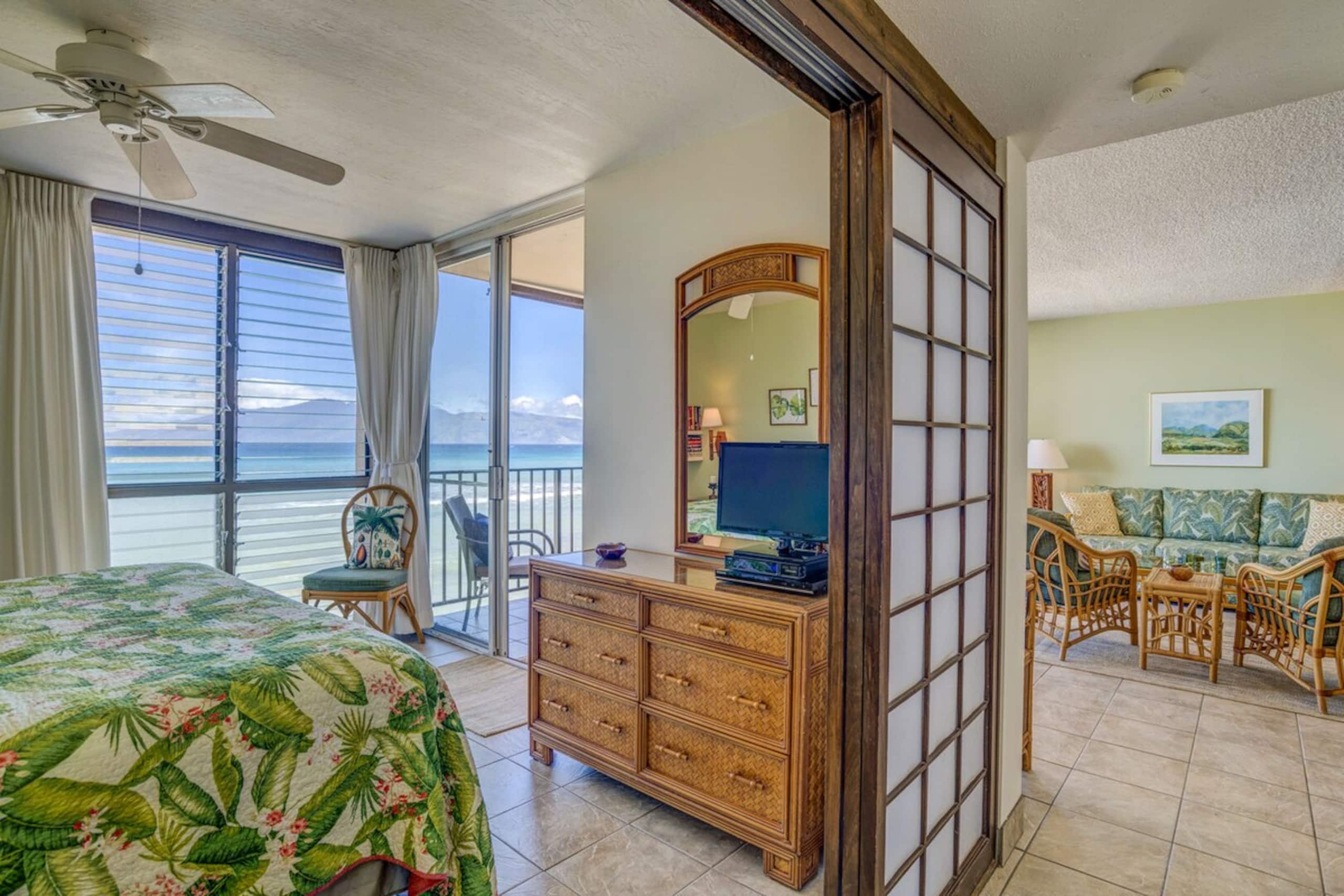 Corner condo with direct beach access - Photo 11