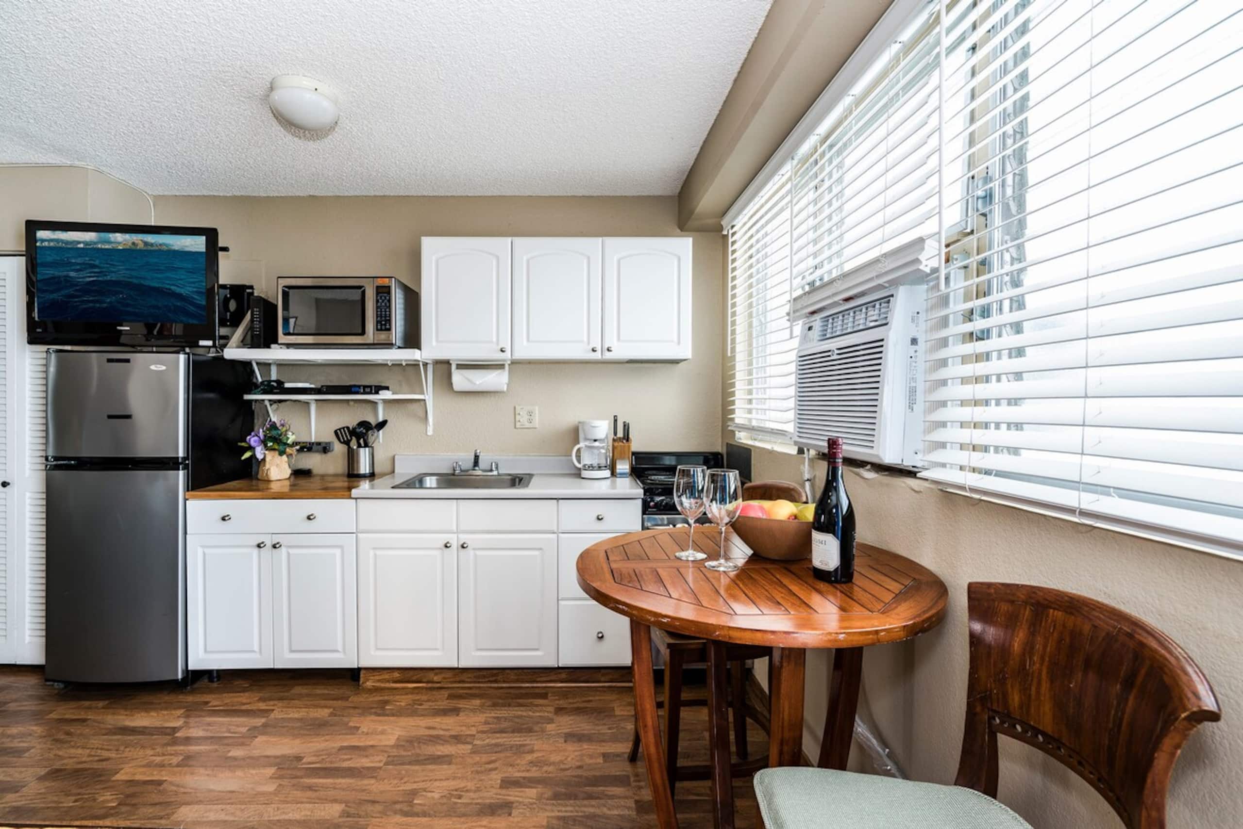 Hawaiian Relaxing Vacation by Beach w/Full Kitchen - Photo 5