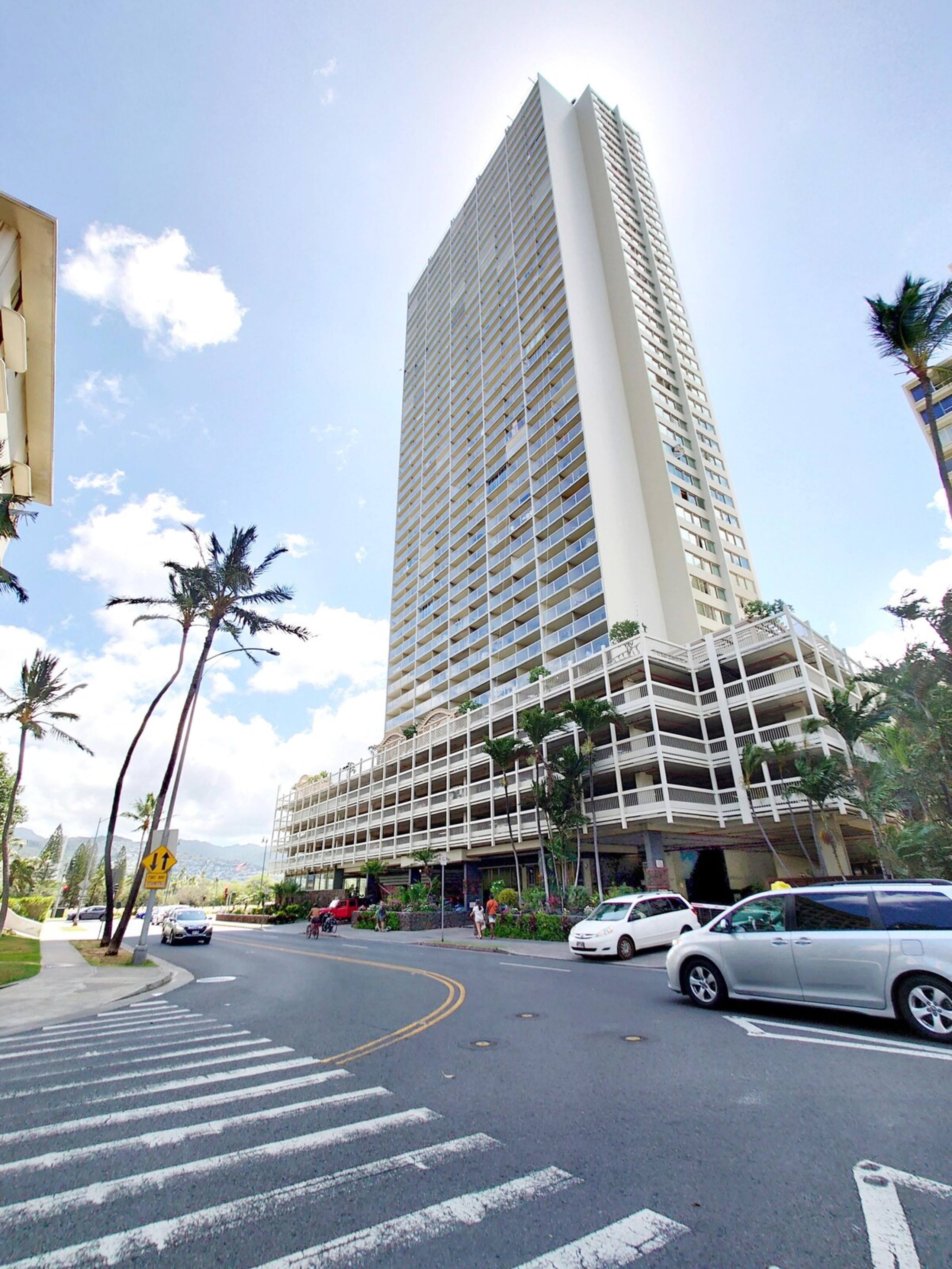 Center of Waikiki - 1 Bedroom 3 Queen Size Beds - Photo 34