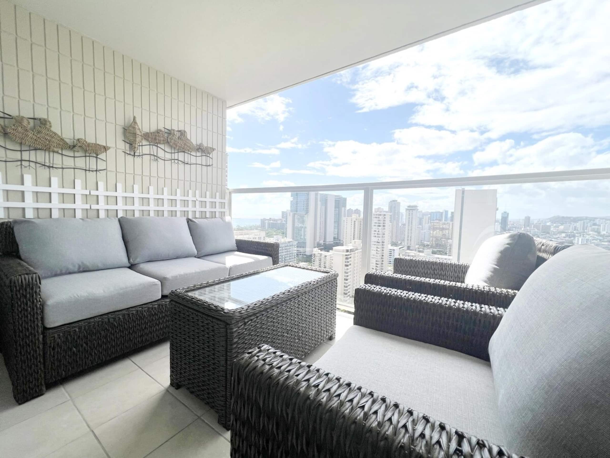 Center of Waikiki - 1 Bedroom 3 Queen Size Beds - Photo 24